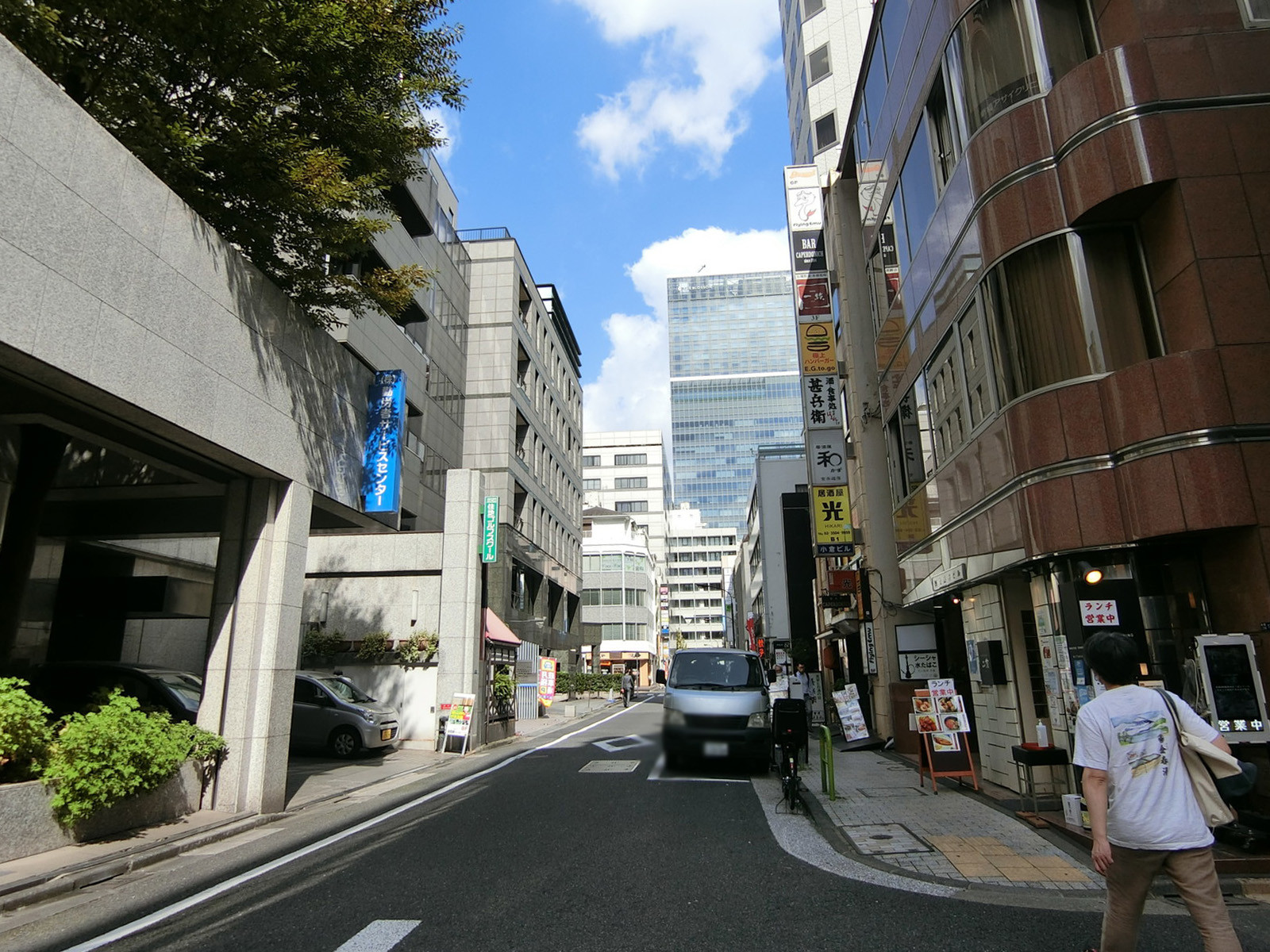 労金新橋ビル前面の通り