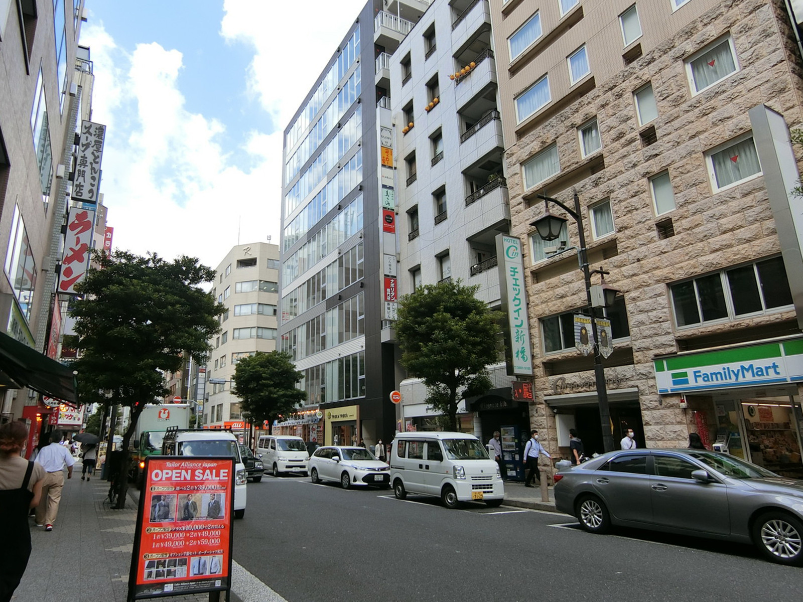 周辺は賑やかなエリア