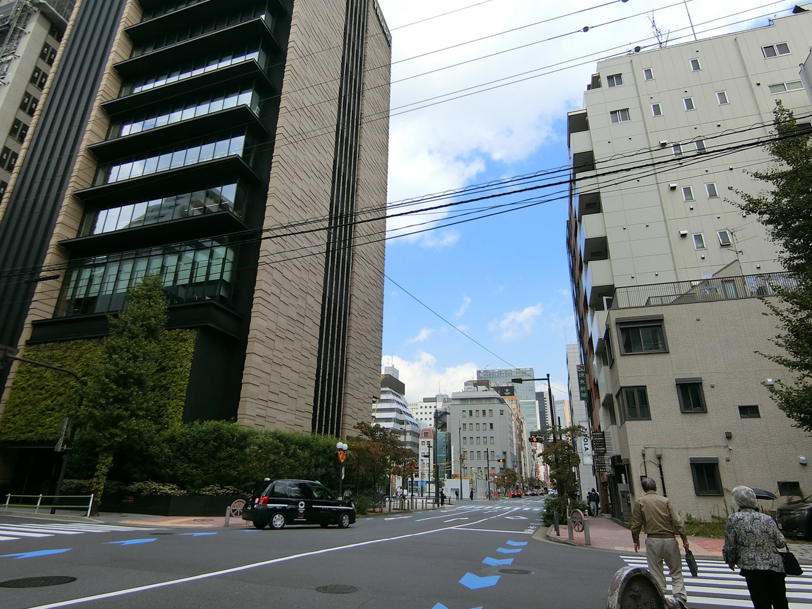 新橋スズキビル前面の通り