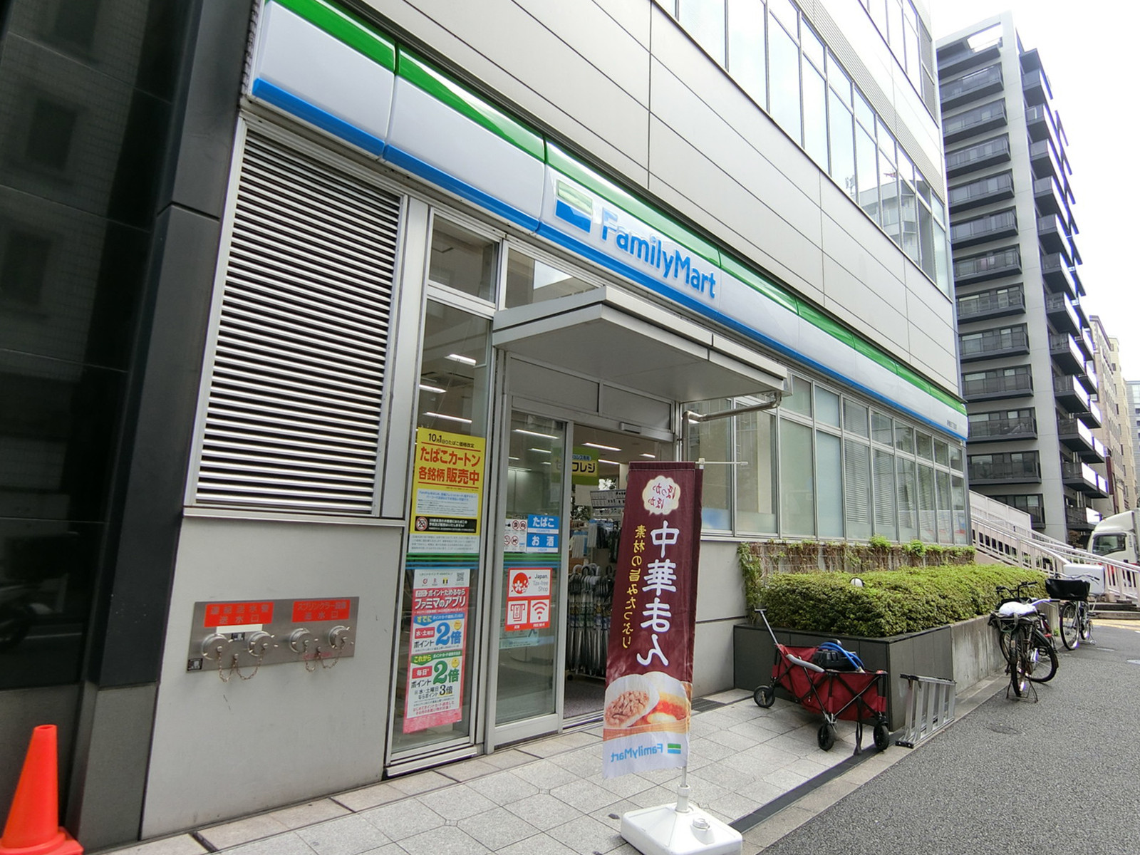 徒歩1分のファミリーマート