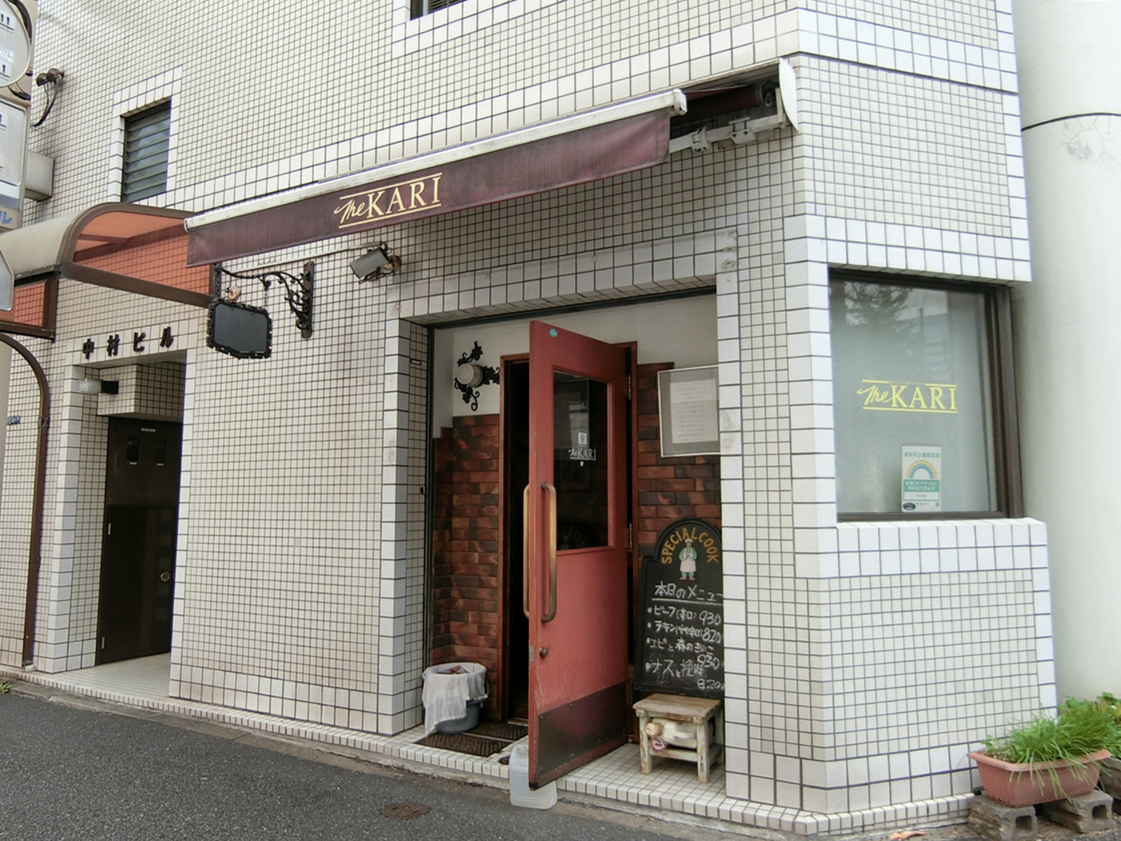 周辺には飲食店が点在