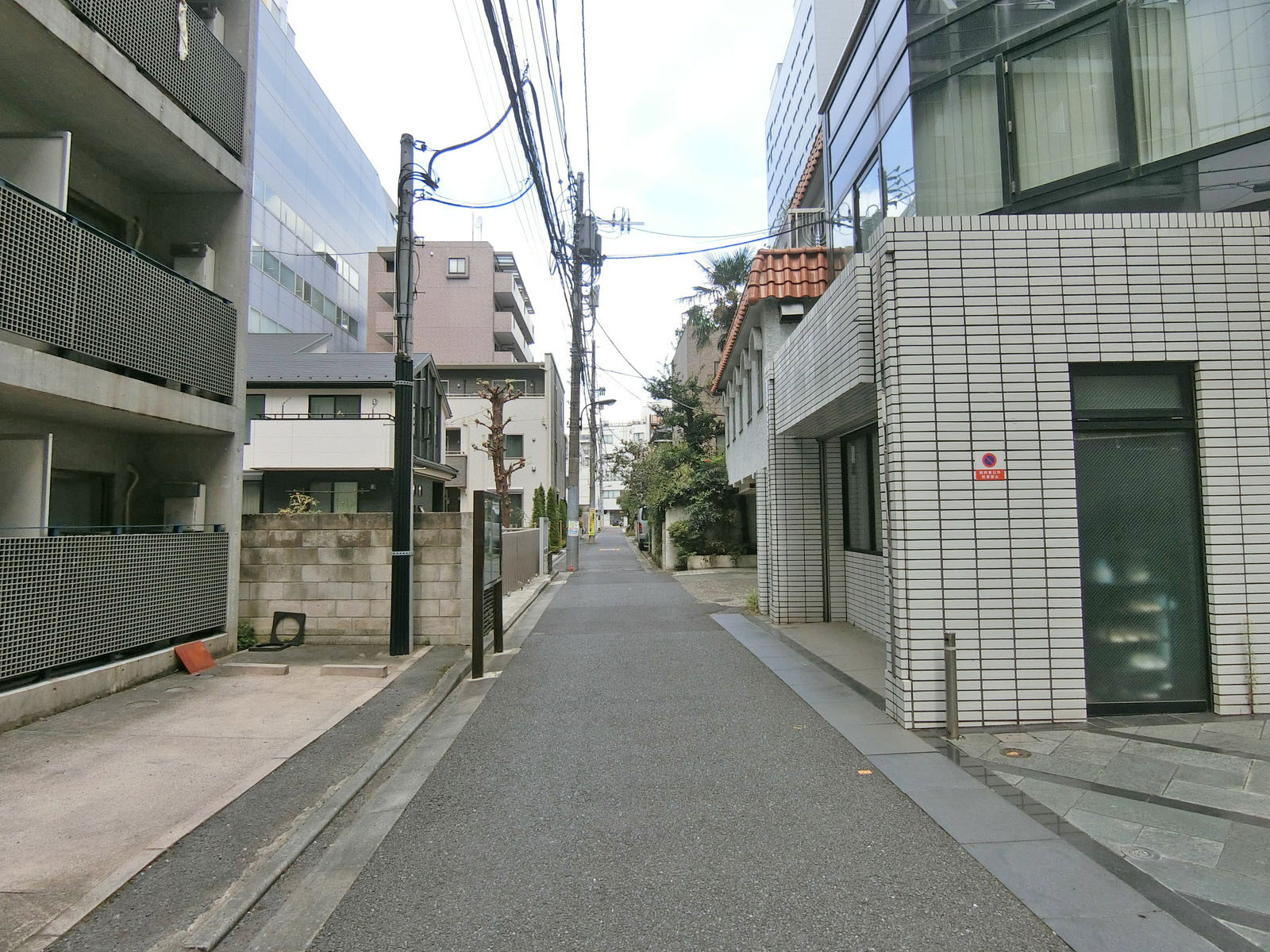 MHビル前面の通り