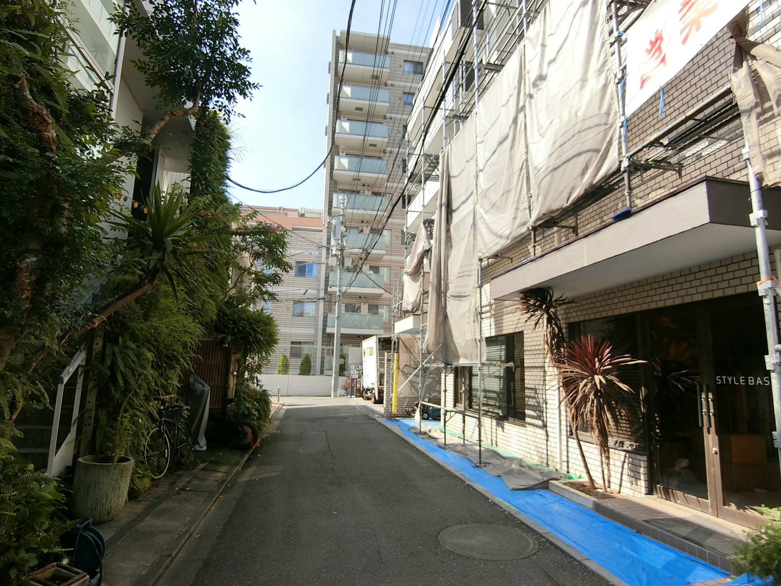青山ホワイトテラス前面の通り