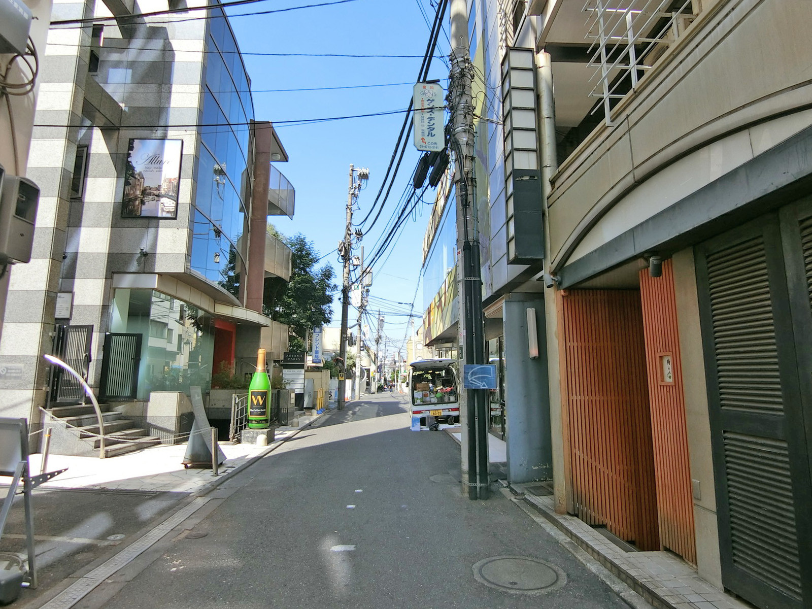 三光ビル前面の通り