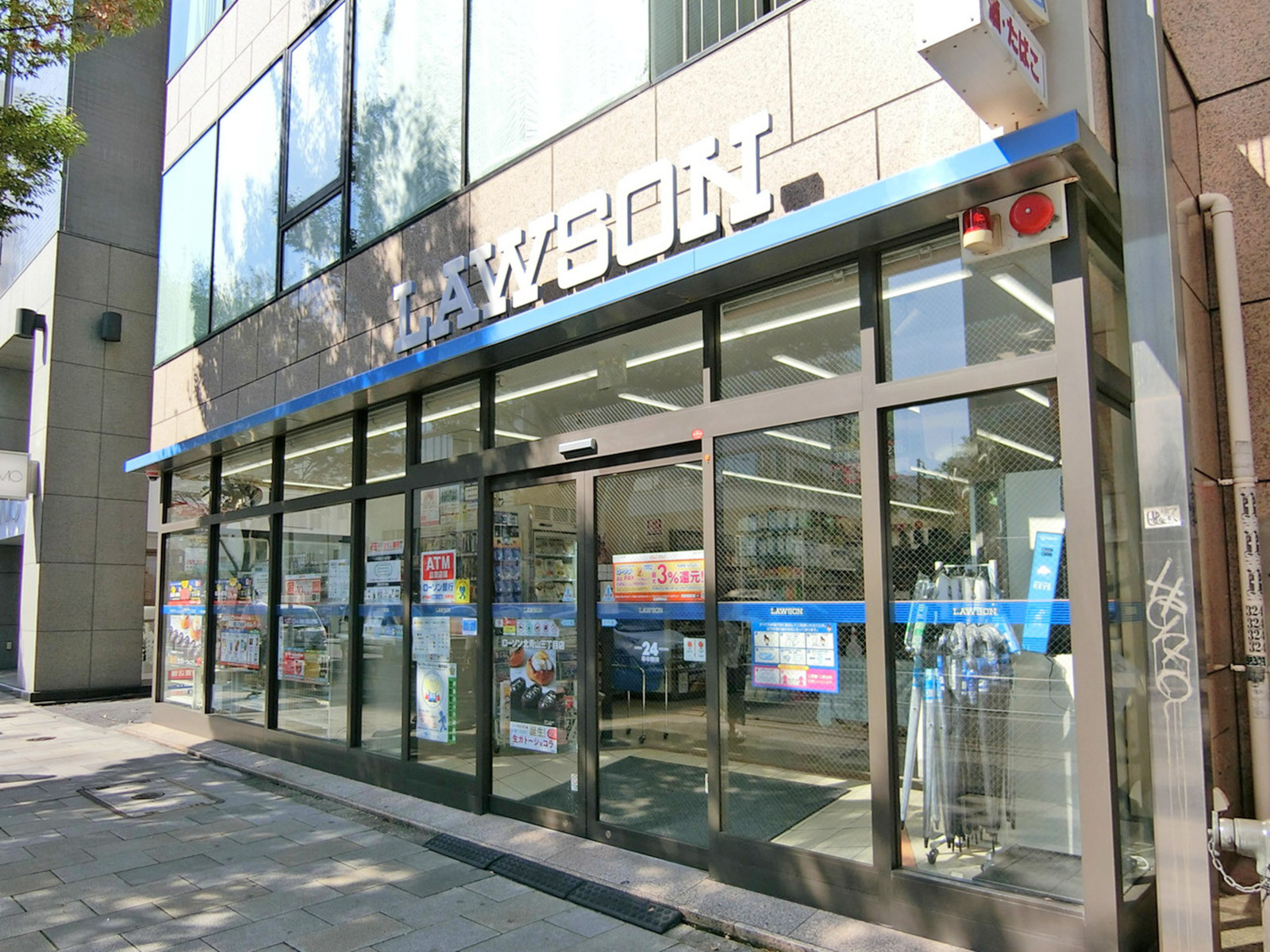 徒歩1分のローソン 北青山3丁目店