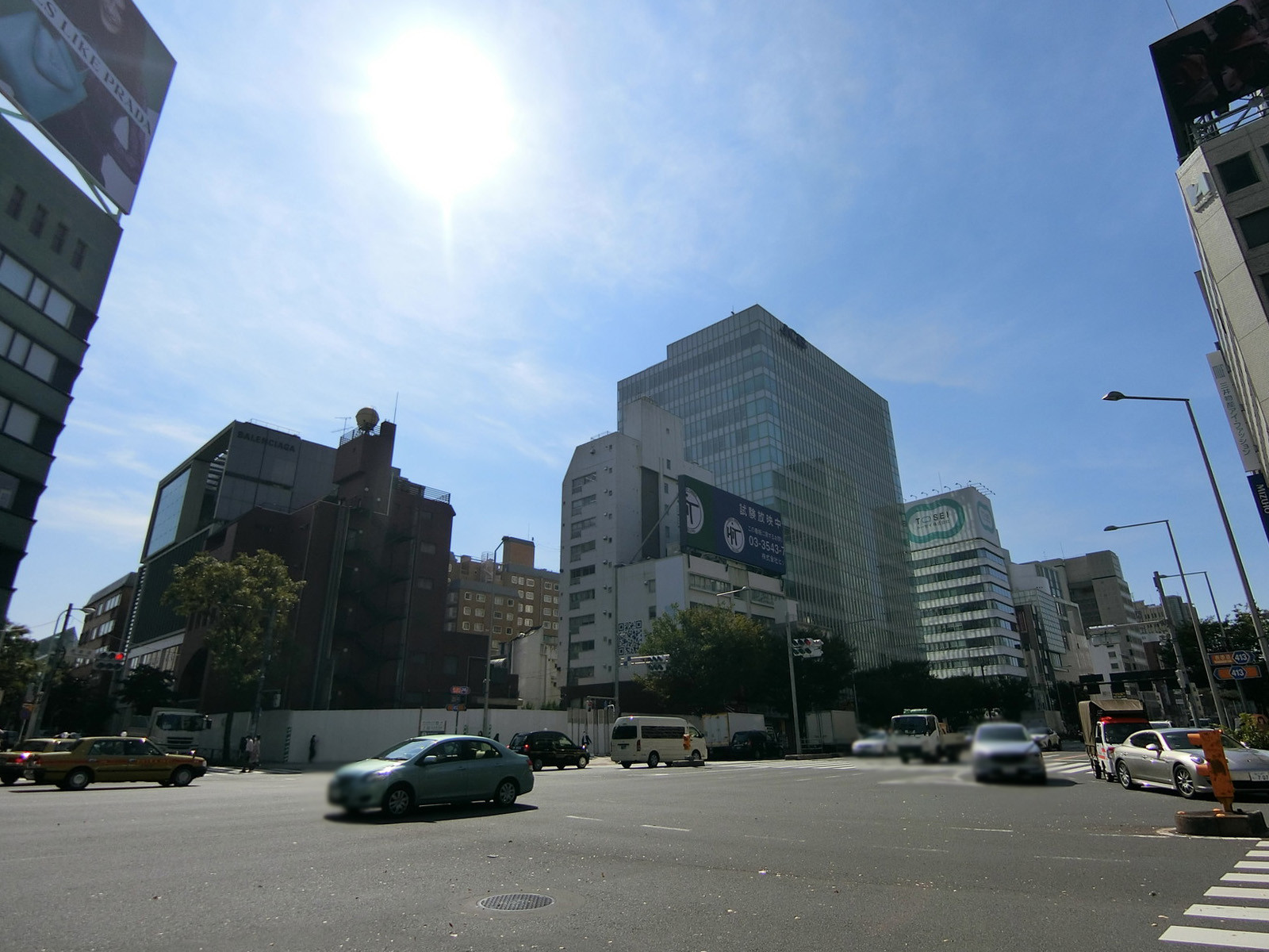オフィスビル前面の表参道交差点