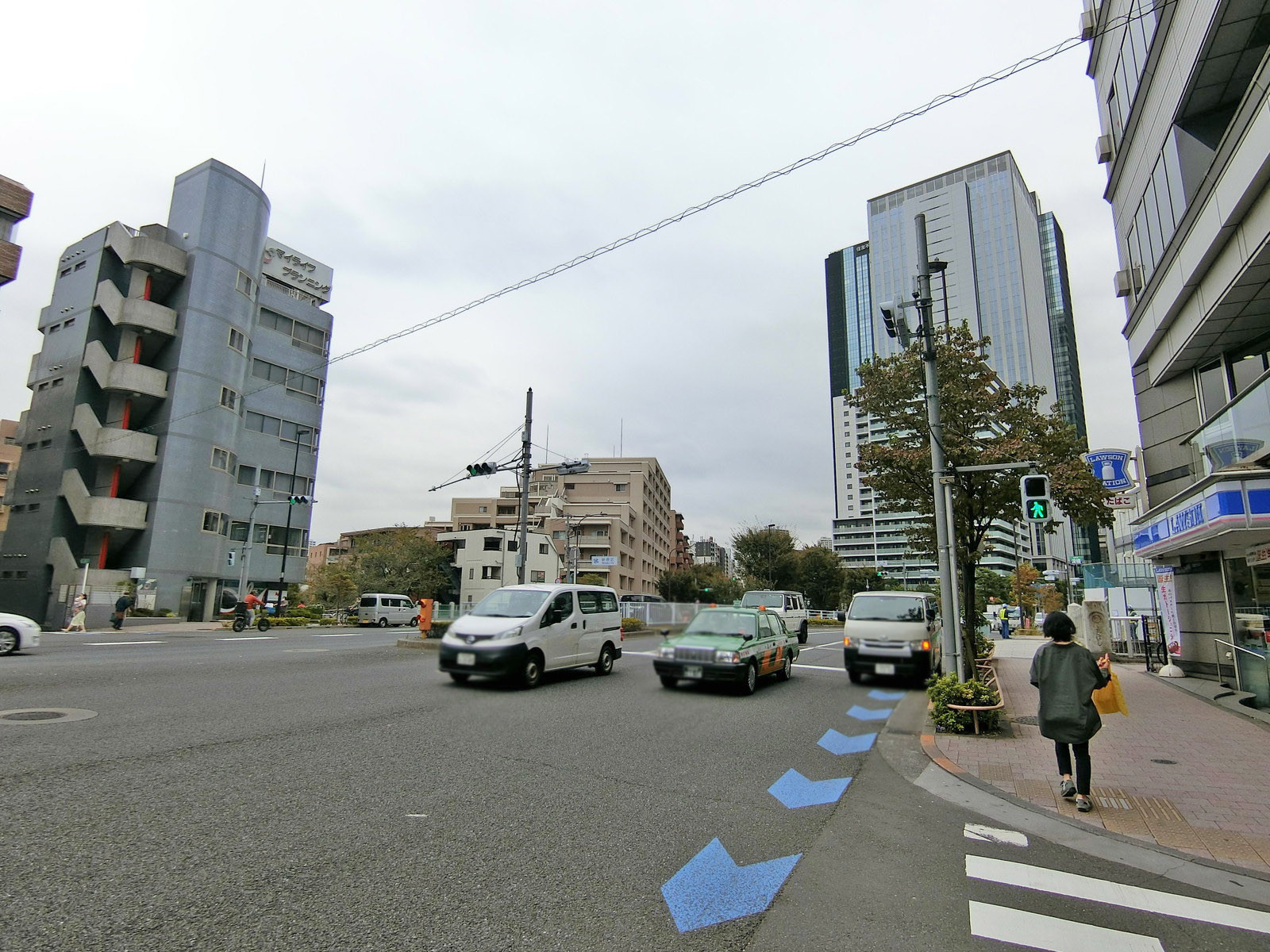 大新NSビル前面の青海街道