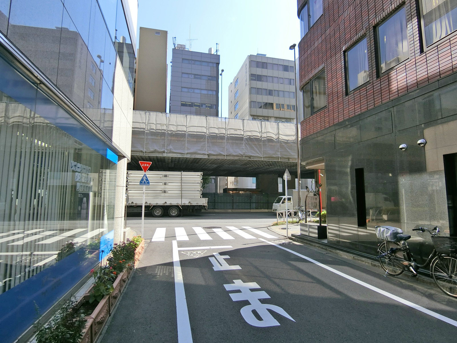 第一泉ビル前面の通り