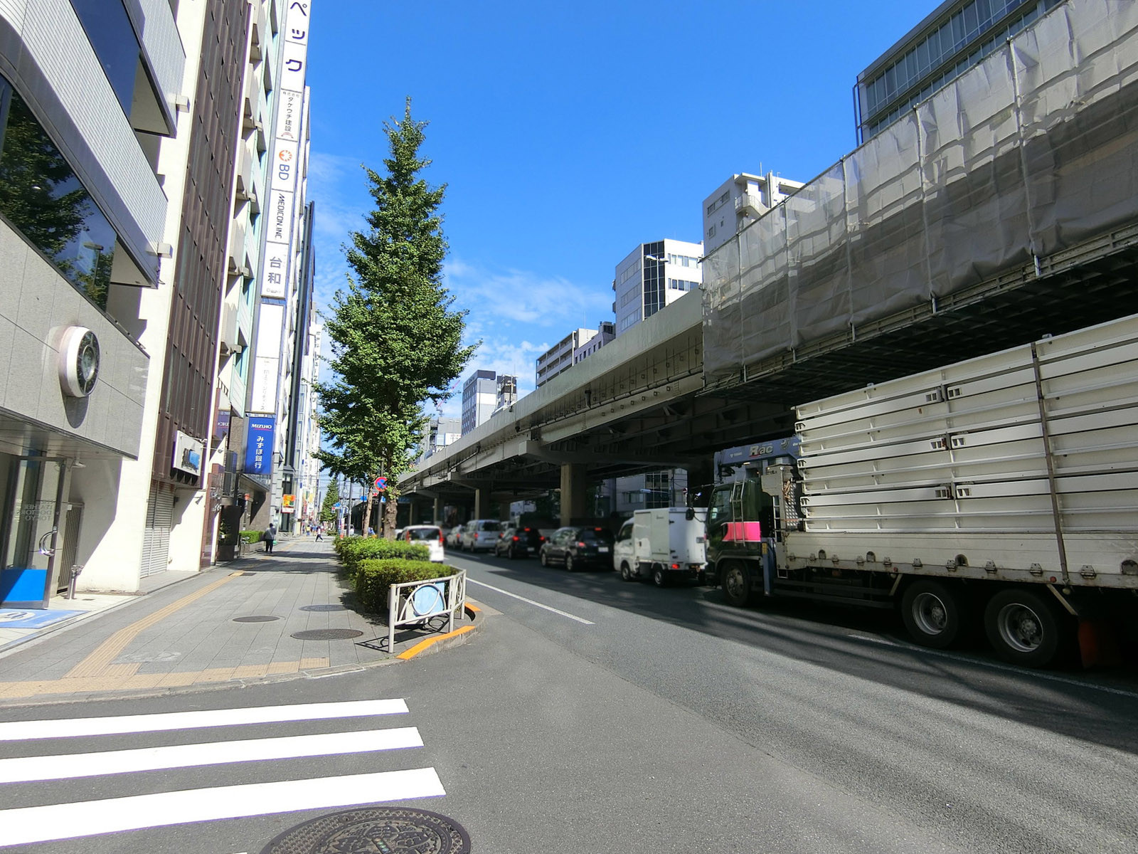 ビル前の昭和通り