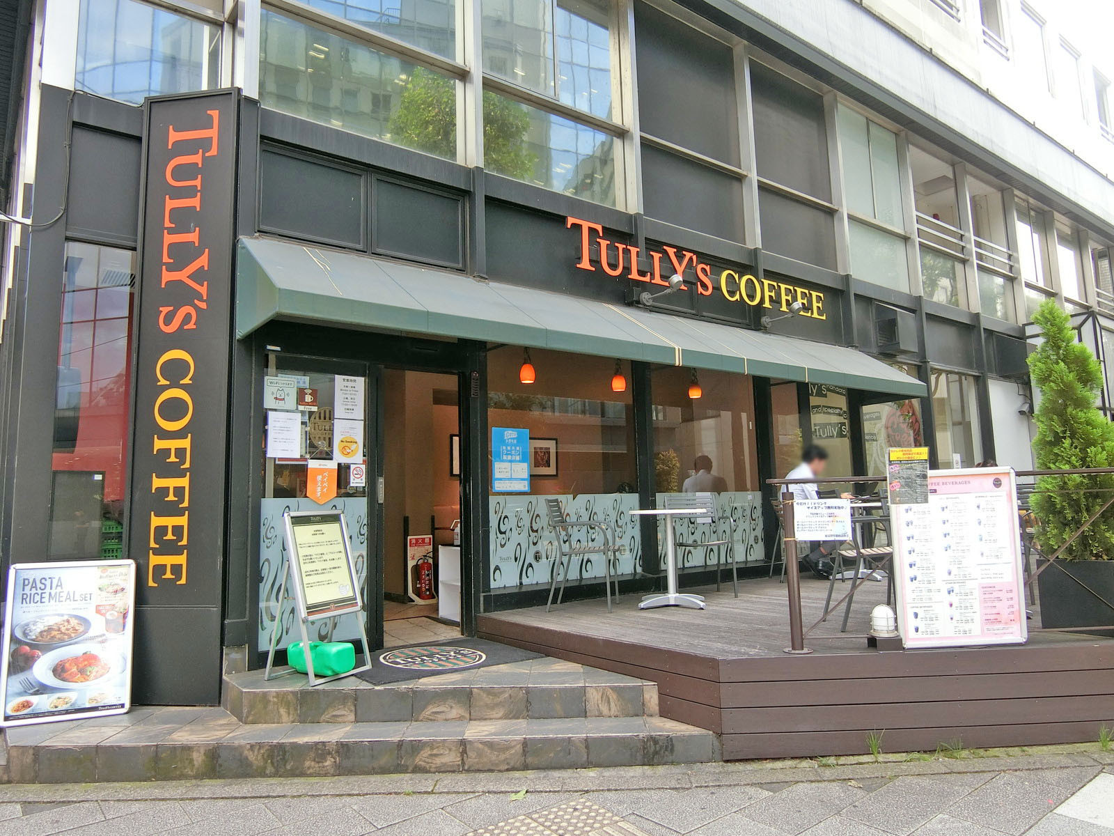 向かいの通りのタリーズコーヒー新宿御苑前駅前店