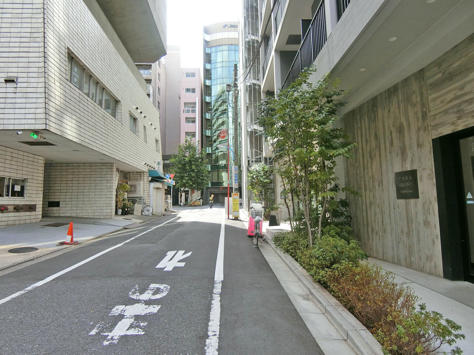AOIHOUSE　SINJUKU前面の通り