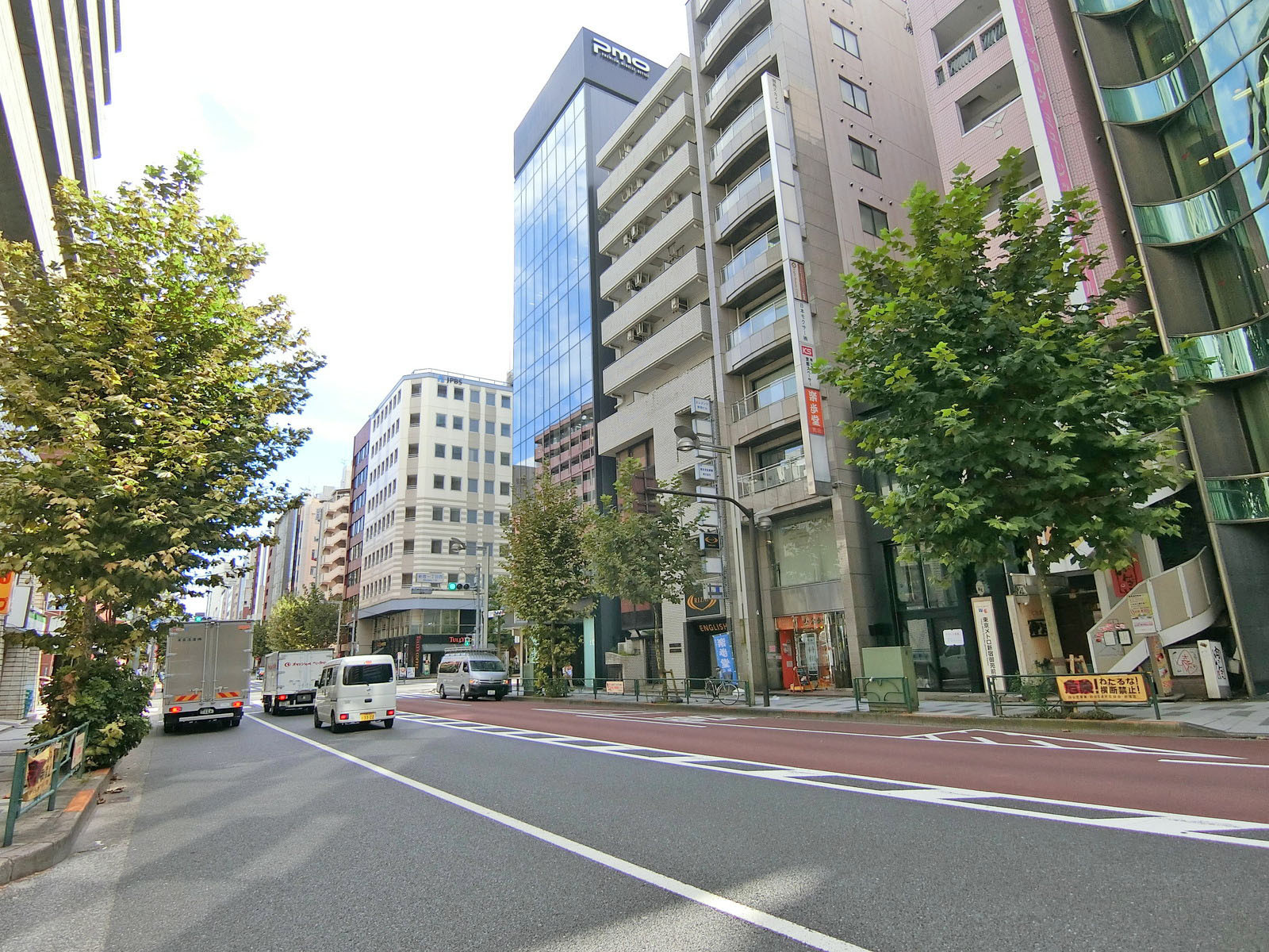 新宿通り沿いに立地