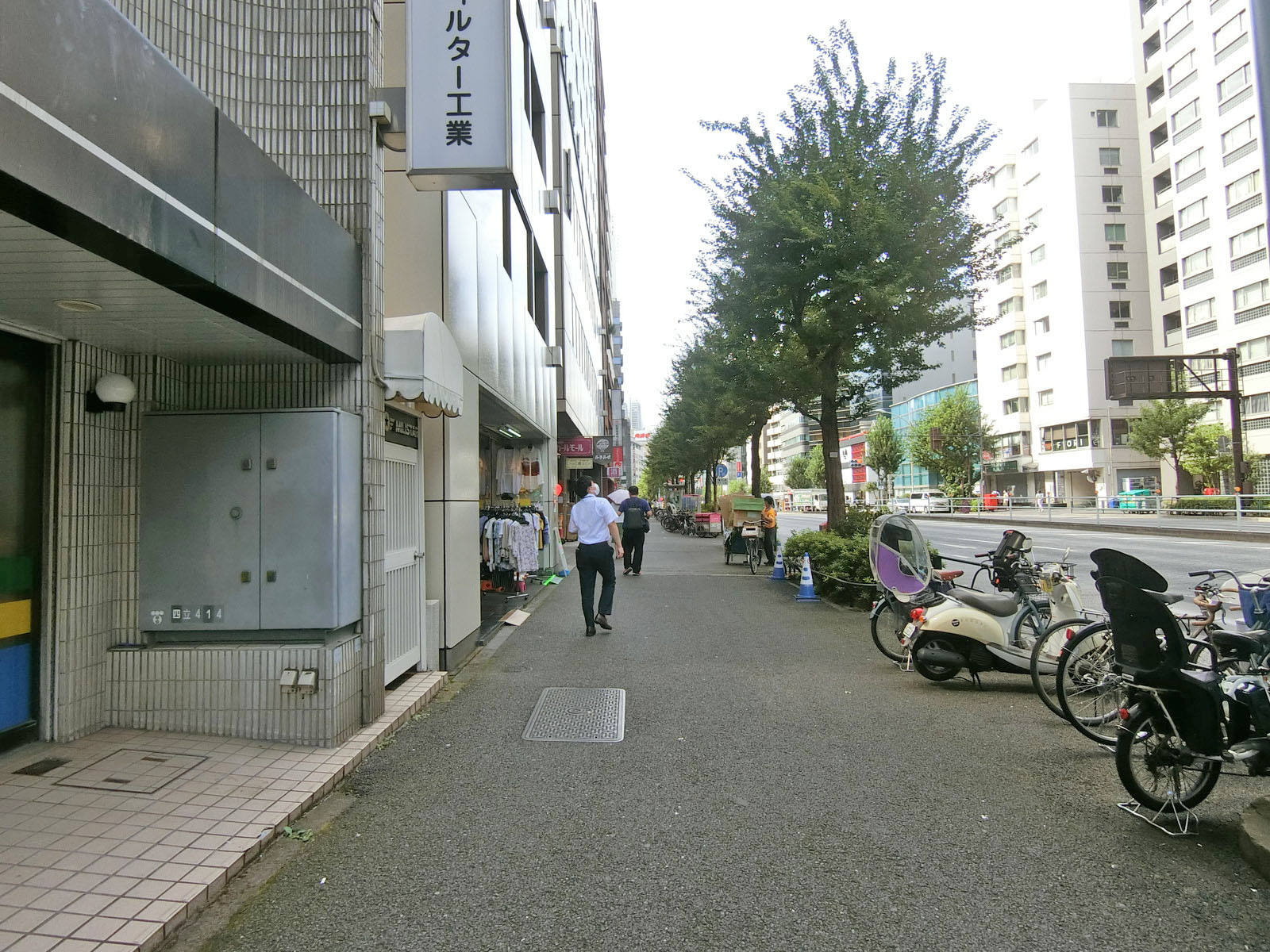 新宿エステートビル前面の通り