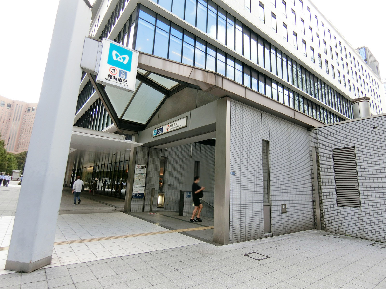 最寄りの「西新宿駅」