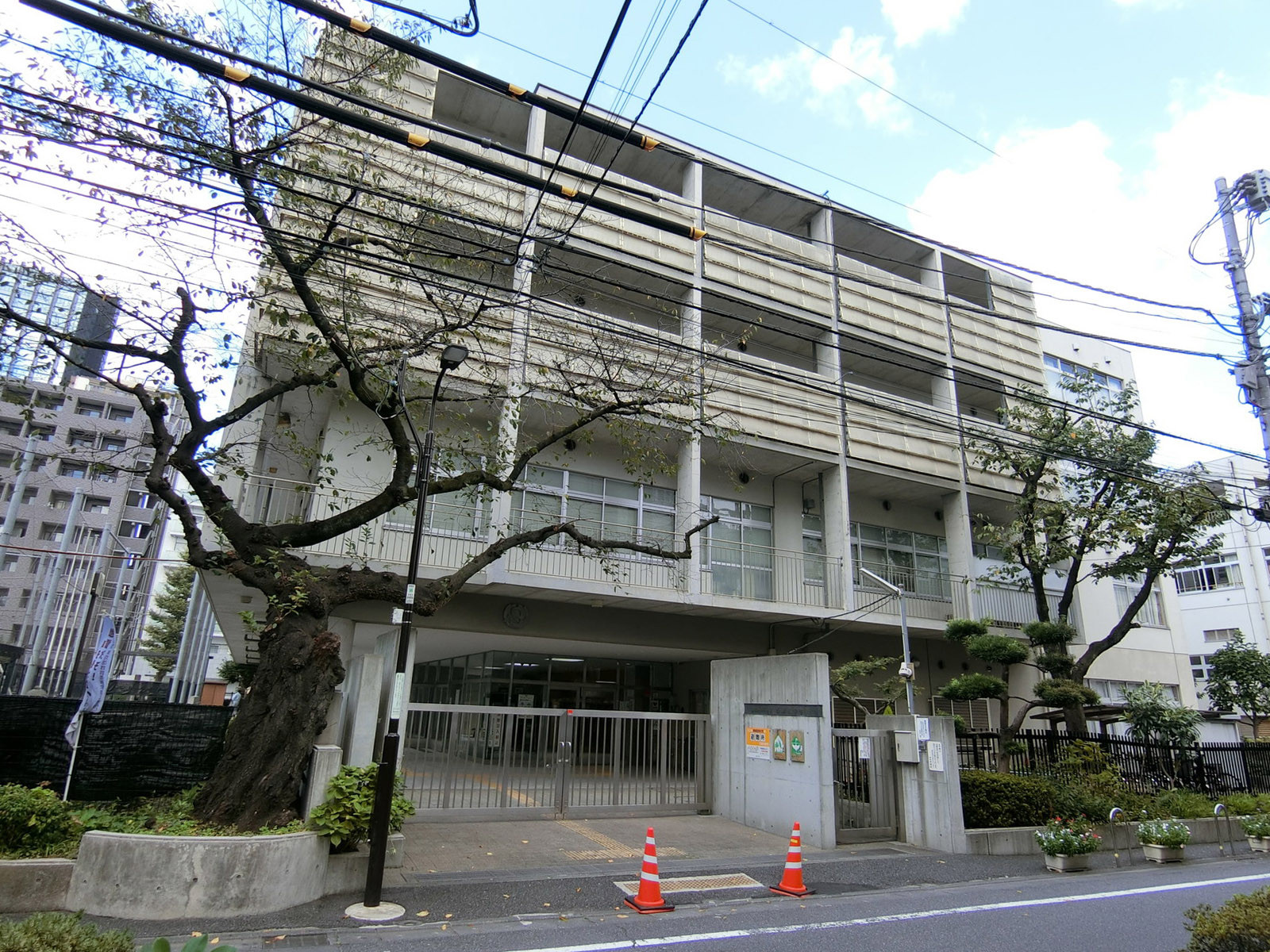 ビル前の新宿区立西新宿中学校