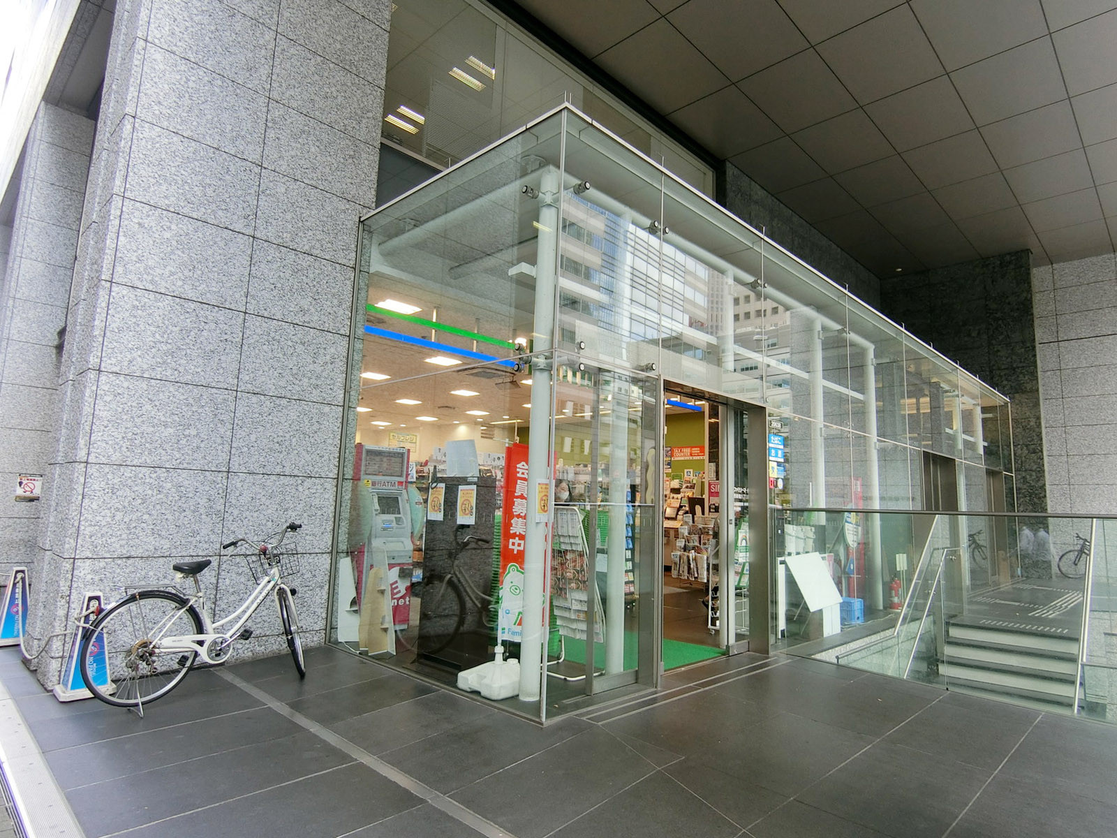 至近のファミリーマート 西新宿八丁目店