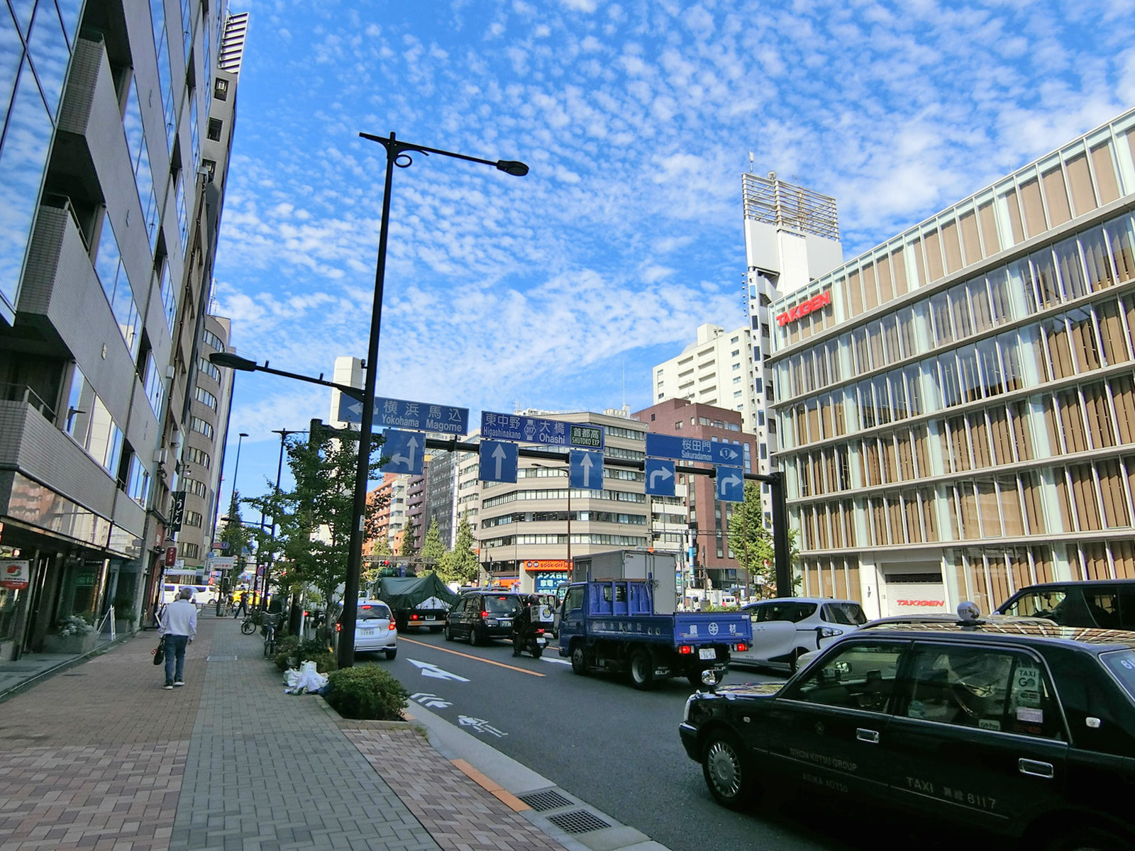 平森ビル前面の山手通り