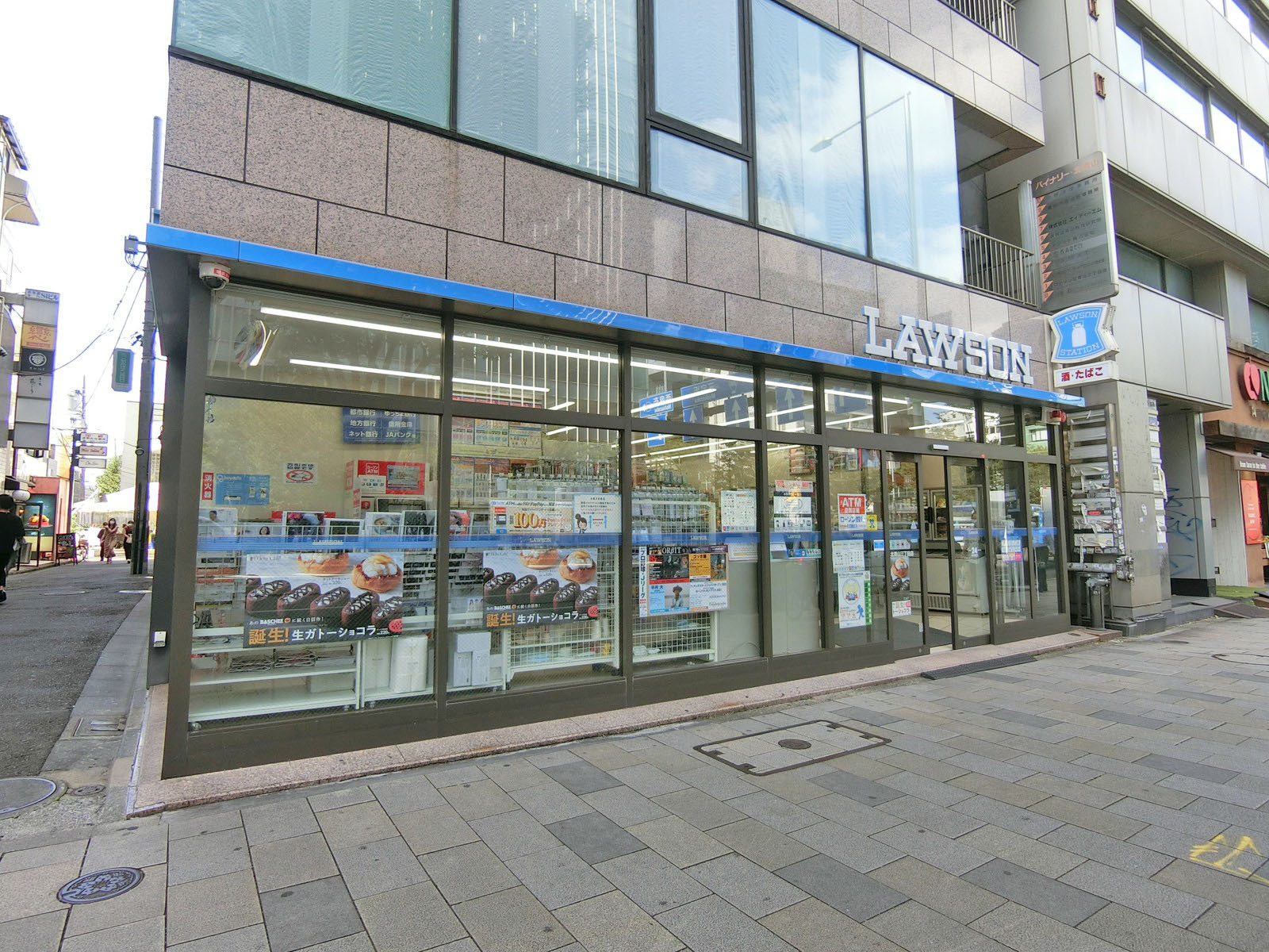 同じ並びのローソン北青山三丁目店