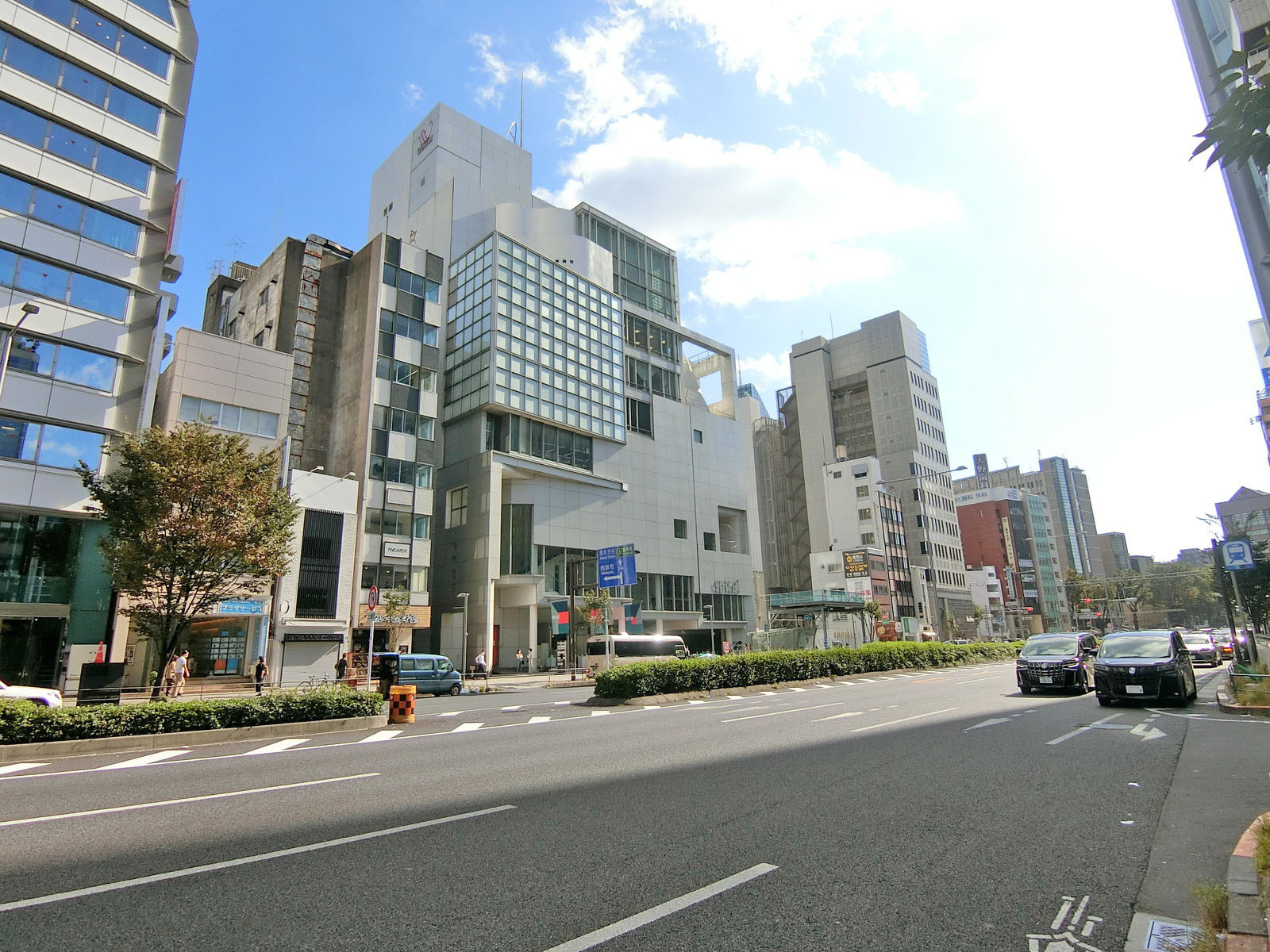 周辺はオフィスや店舗が多いエリア