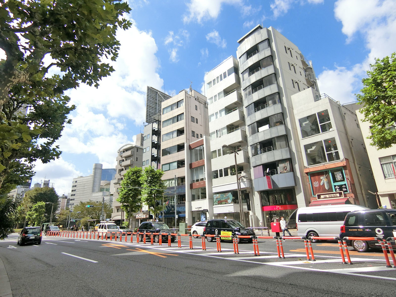 明治通り沿いに立地