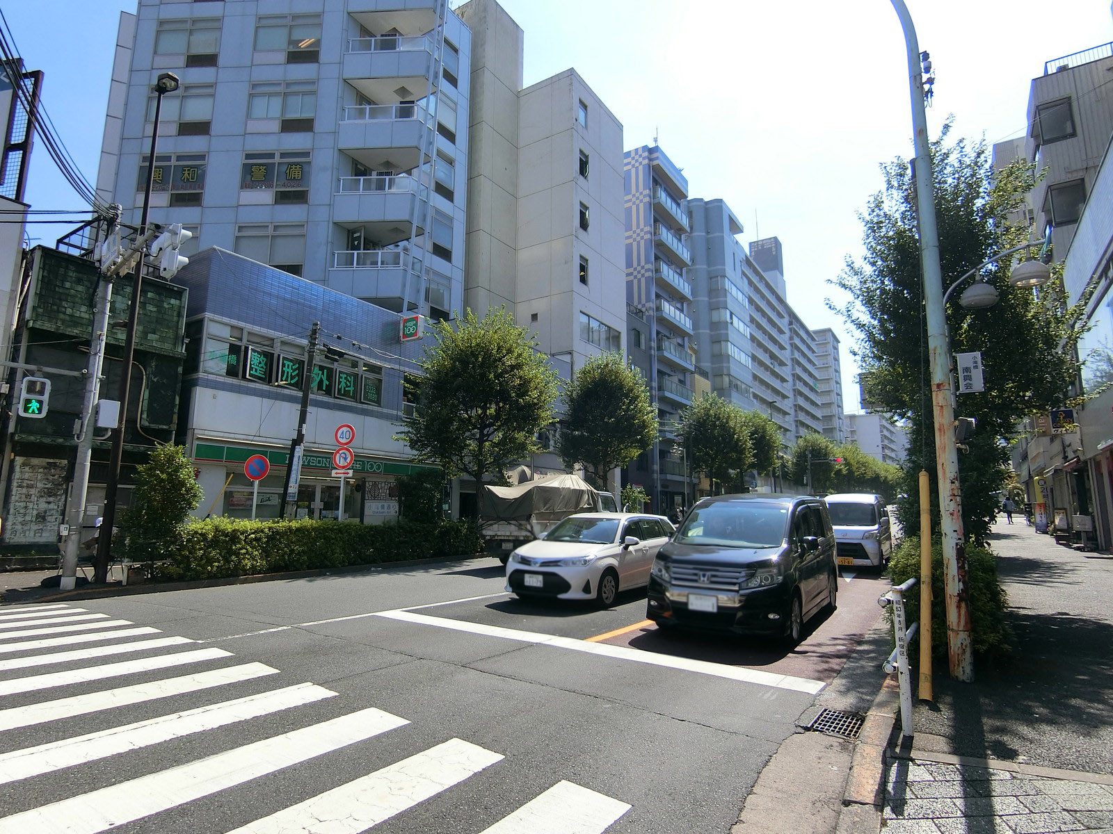 ライオンズマンション北新宿前面の小滝橋通り