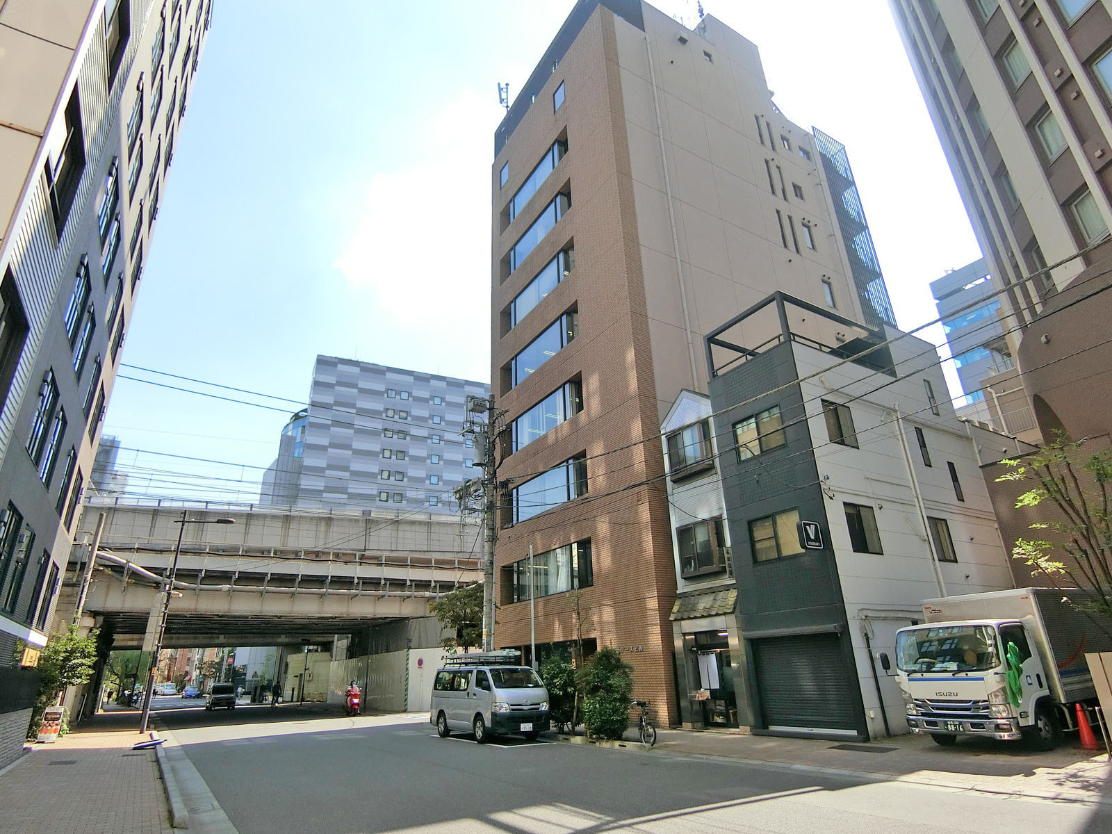 柳原通り沿いに立地