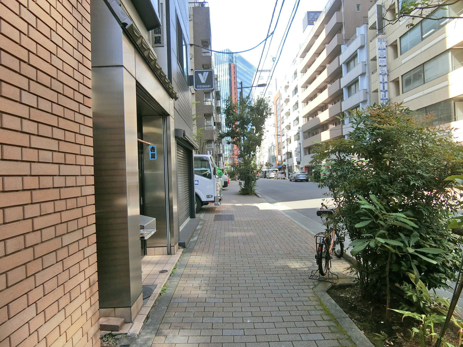 ライダーズビル前面の通り