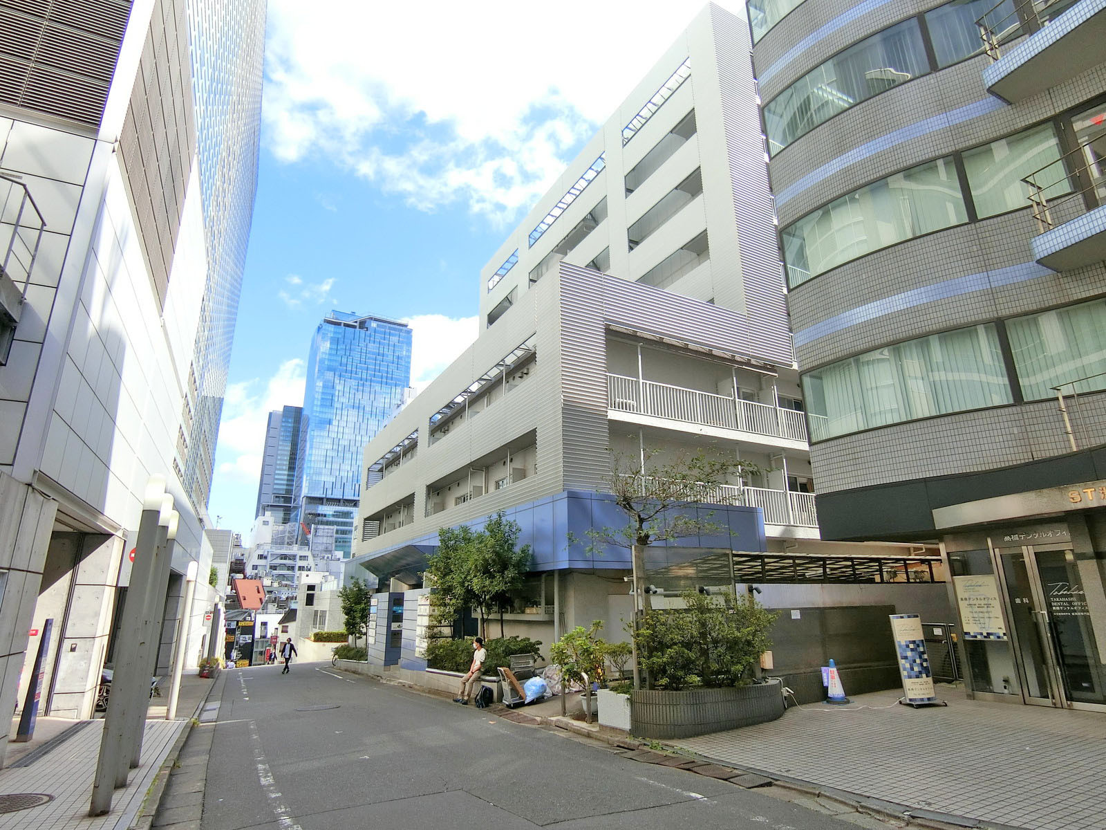 周辺はオフィスや店舗が多いエリア