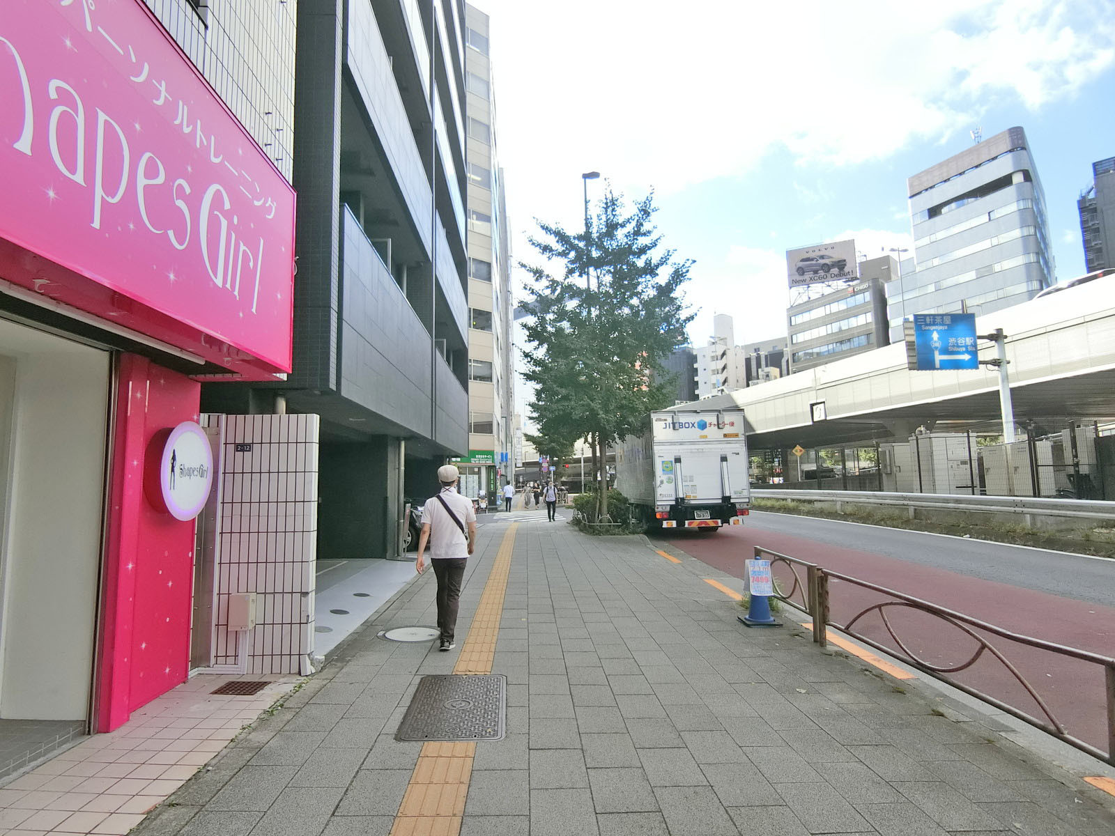 前川ビル前面の通り