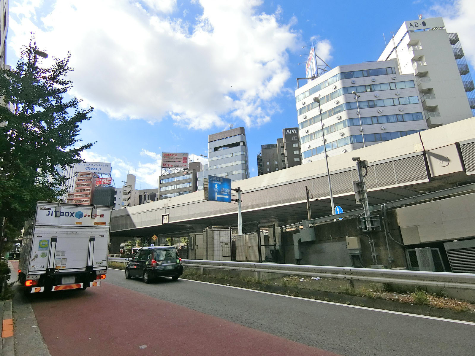 玉川通り沿いに立地
