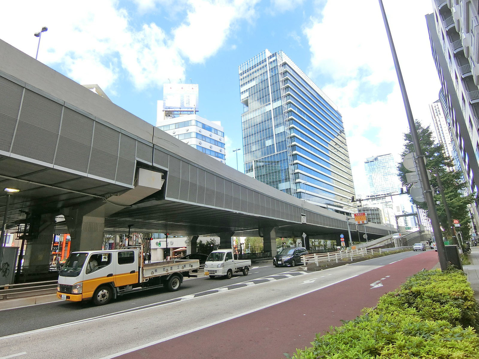 玉川通り沿いに立地