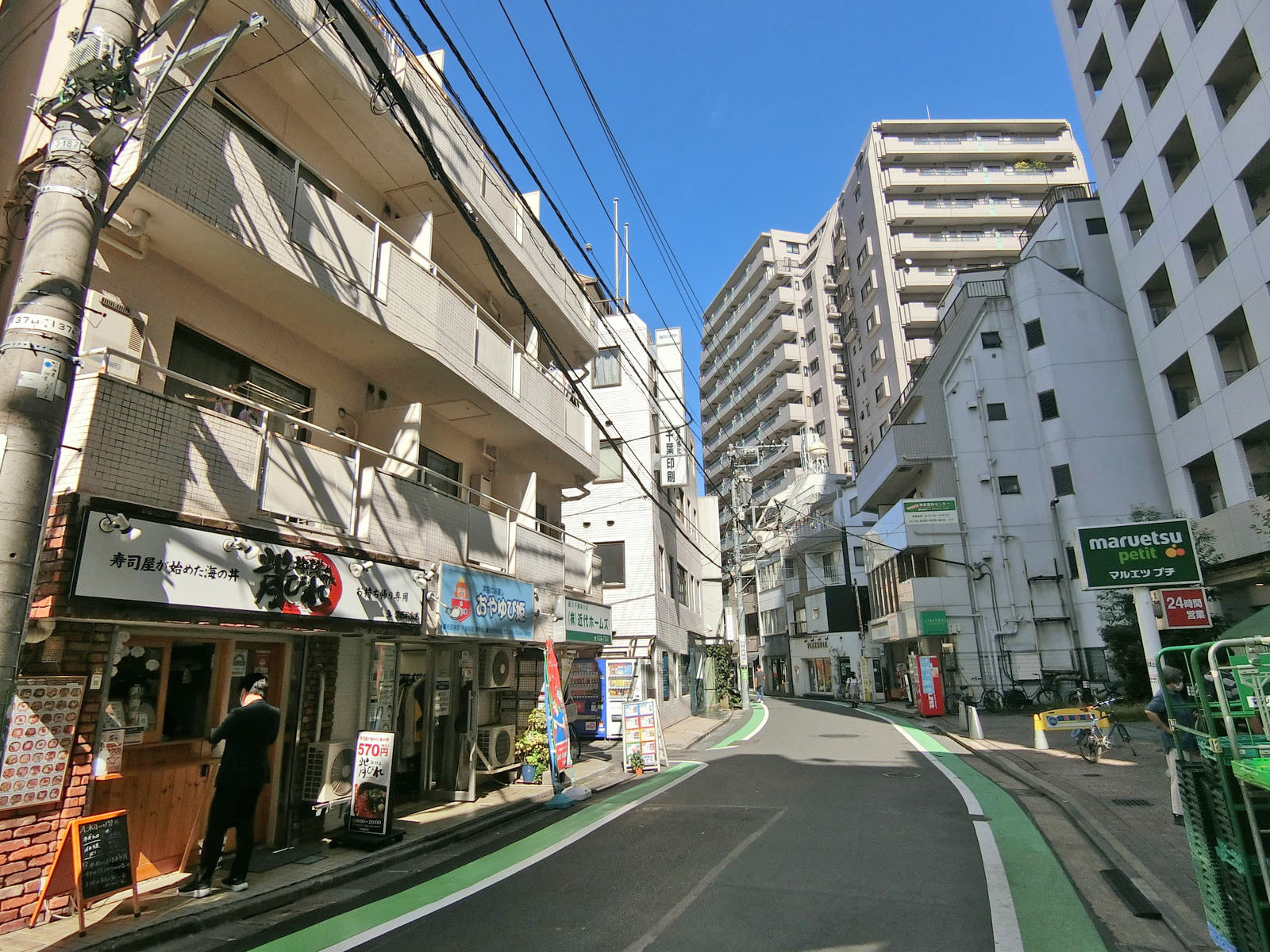 周辺はオフィスや店舗が多いエリア