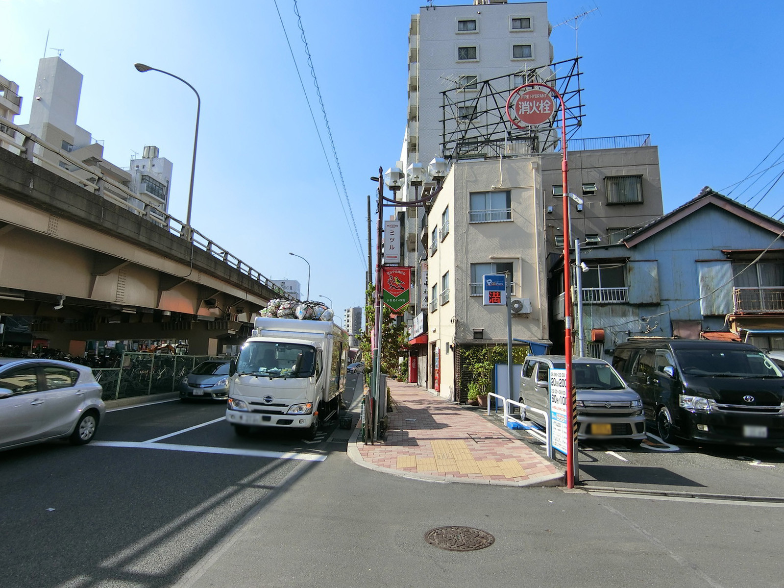 オフィス前面の歩道