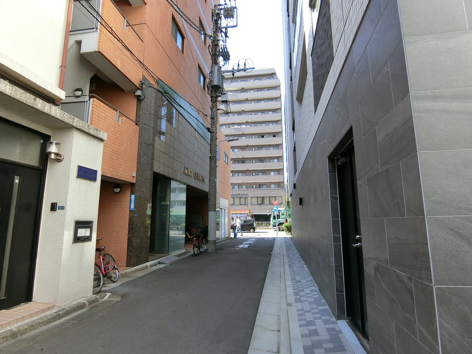 ホワイトビル台東前面の通り