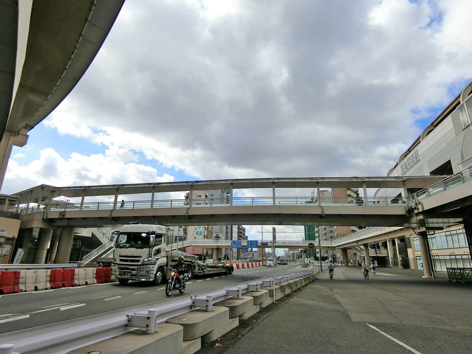 川口ビル前面の第一京浜