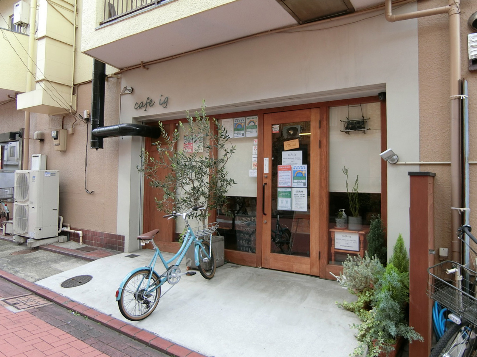周辺には飲食店があり