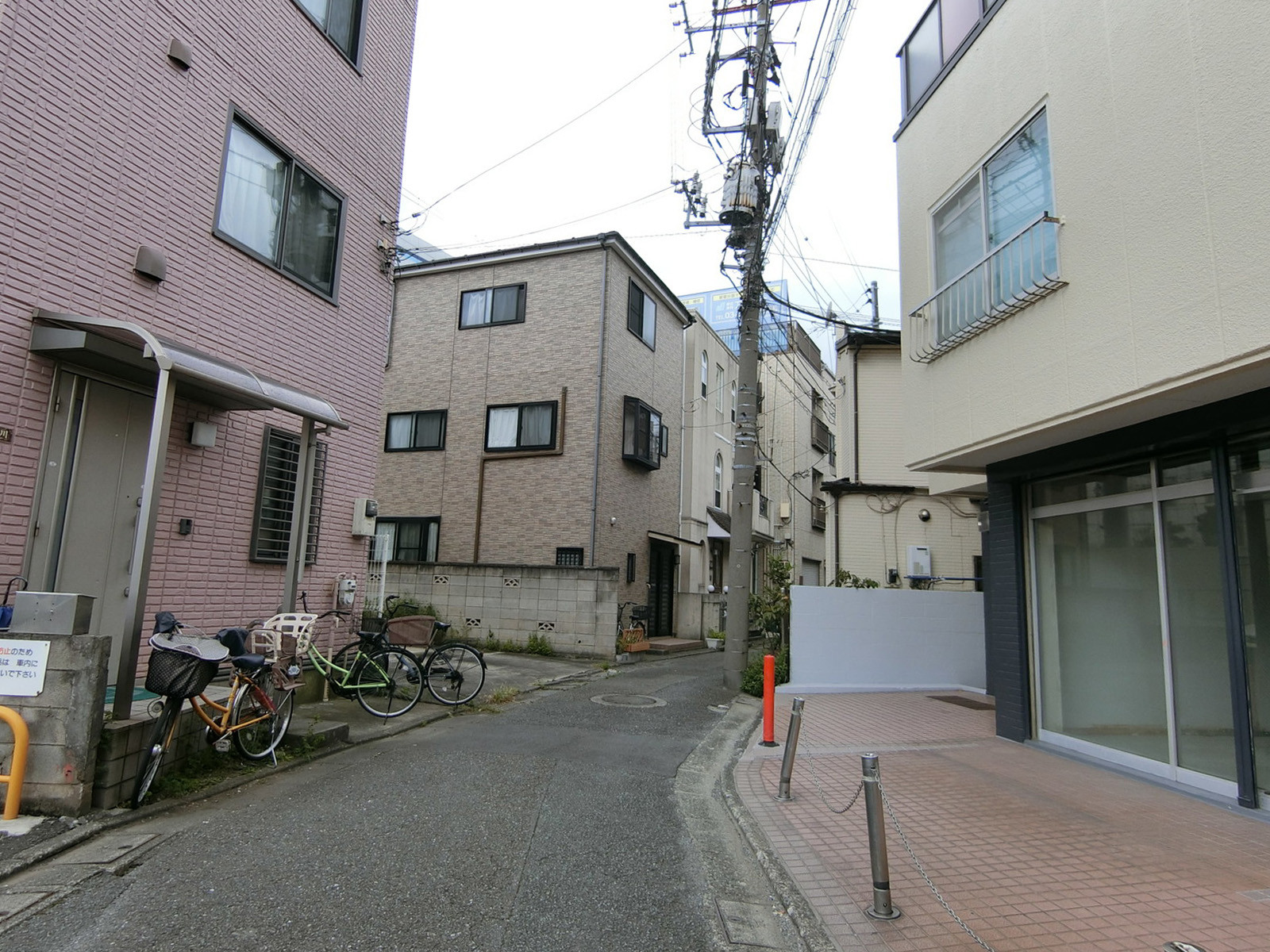 第8高橋ビル前面の通り