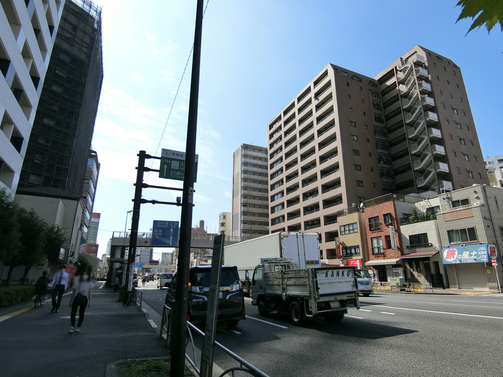 丸嶋ビル前面の昭和通り
