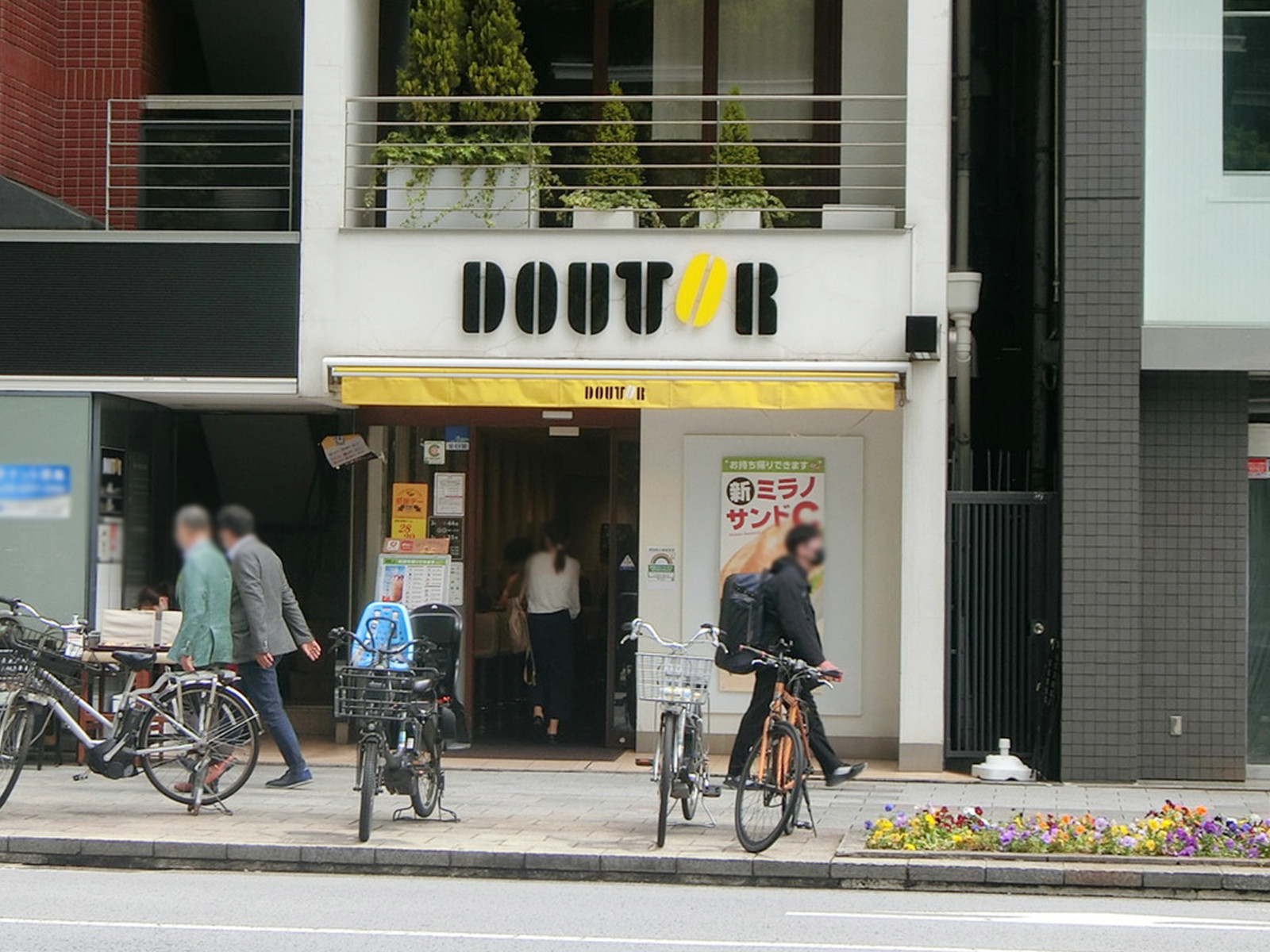 同じく徒歩4分のドトールコーヒーショップ
