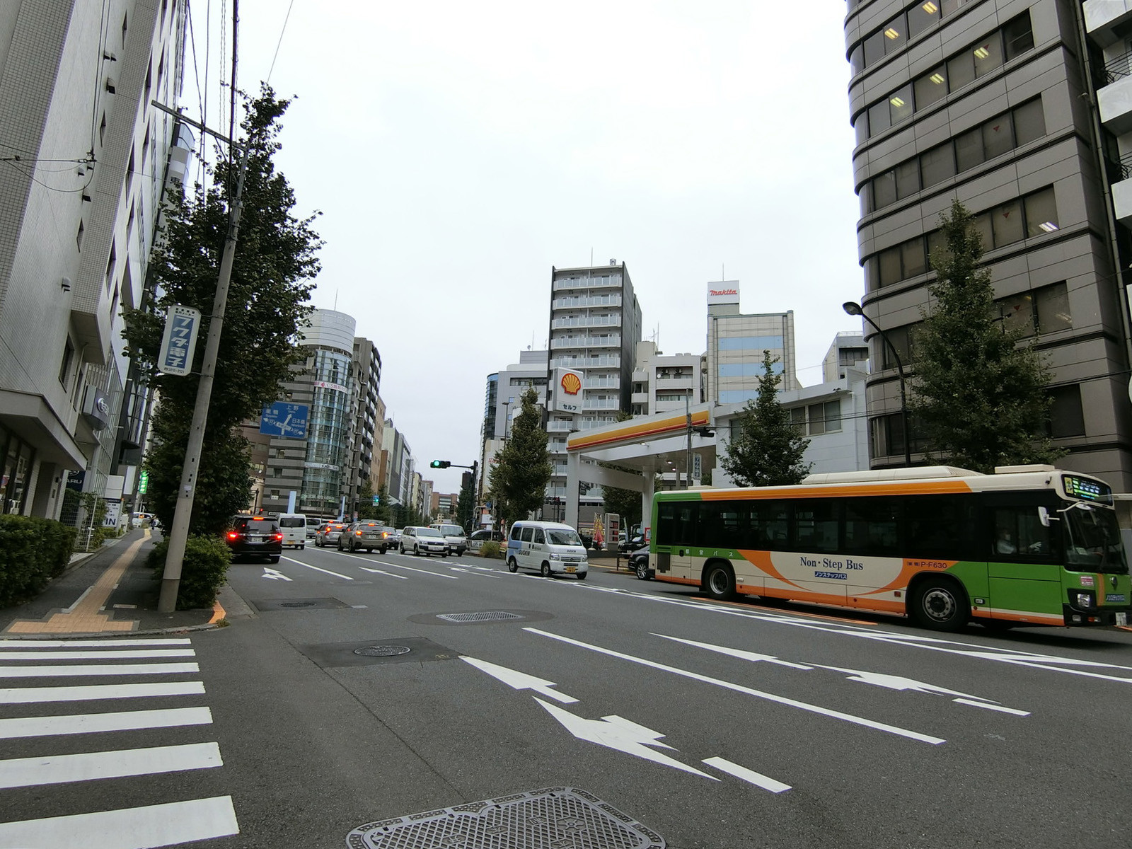 本郷七番館ビル前面の遠永