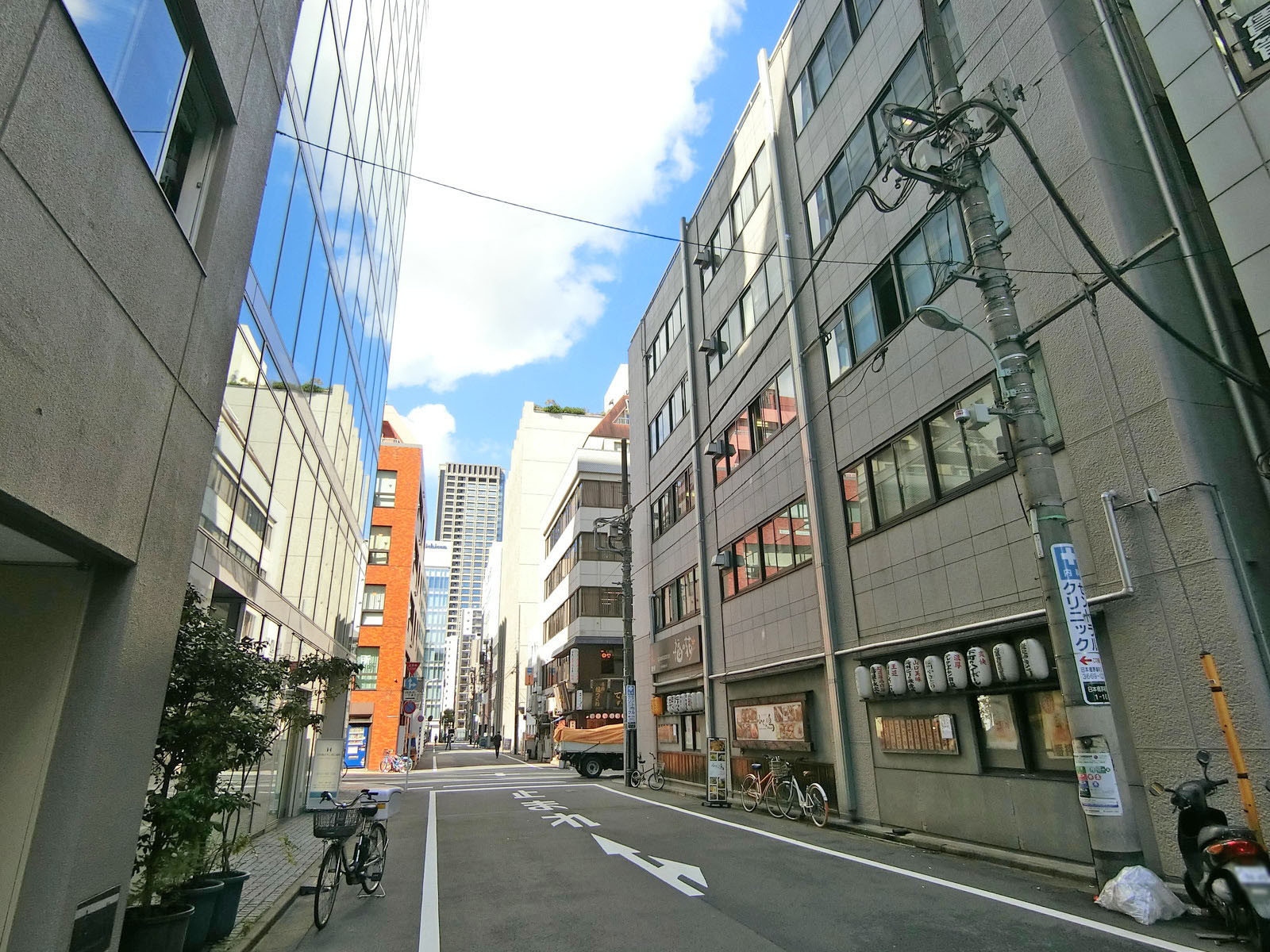周辺はオフィスや店舗が多いエリア