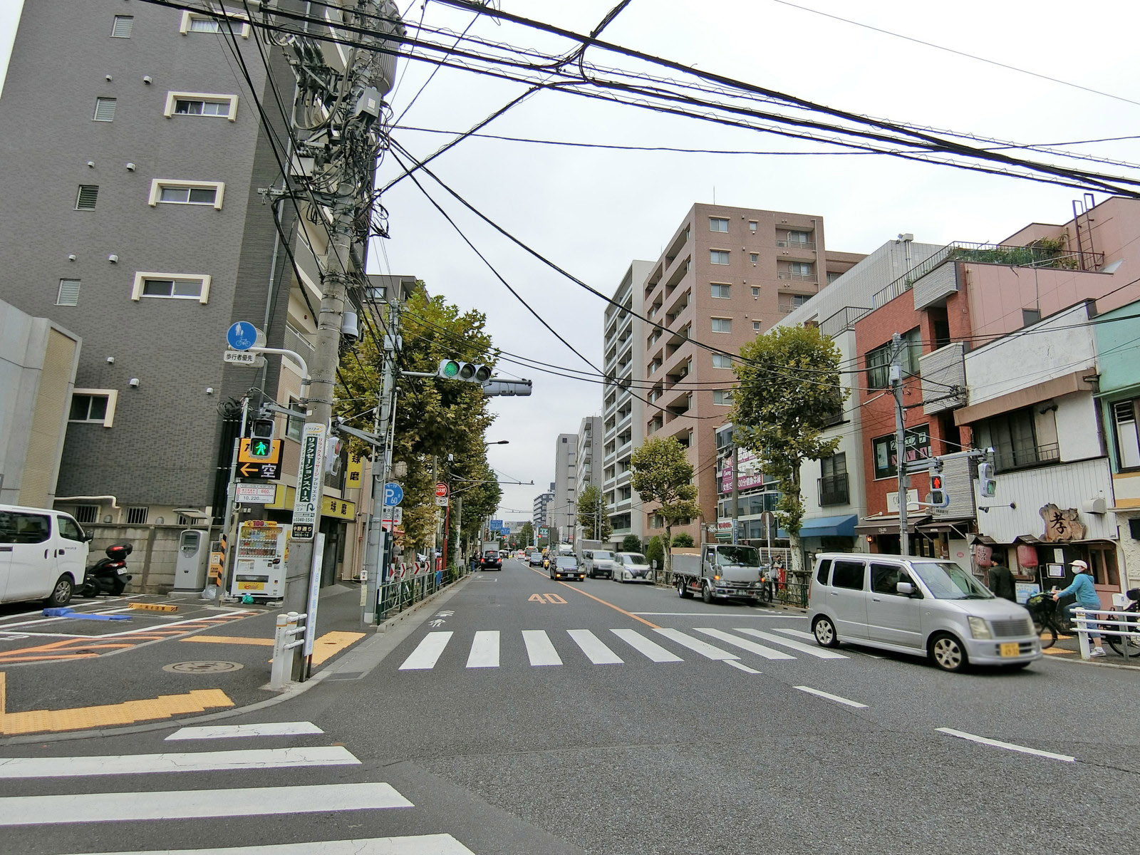 新中野神谷ビル前面の通り