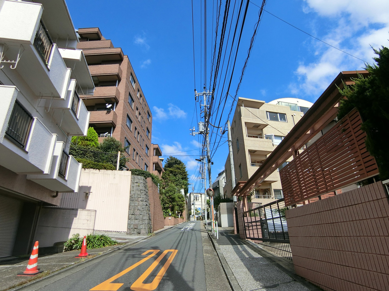 周辺は落ち着いた住宅街