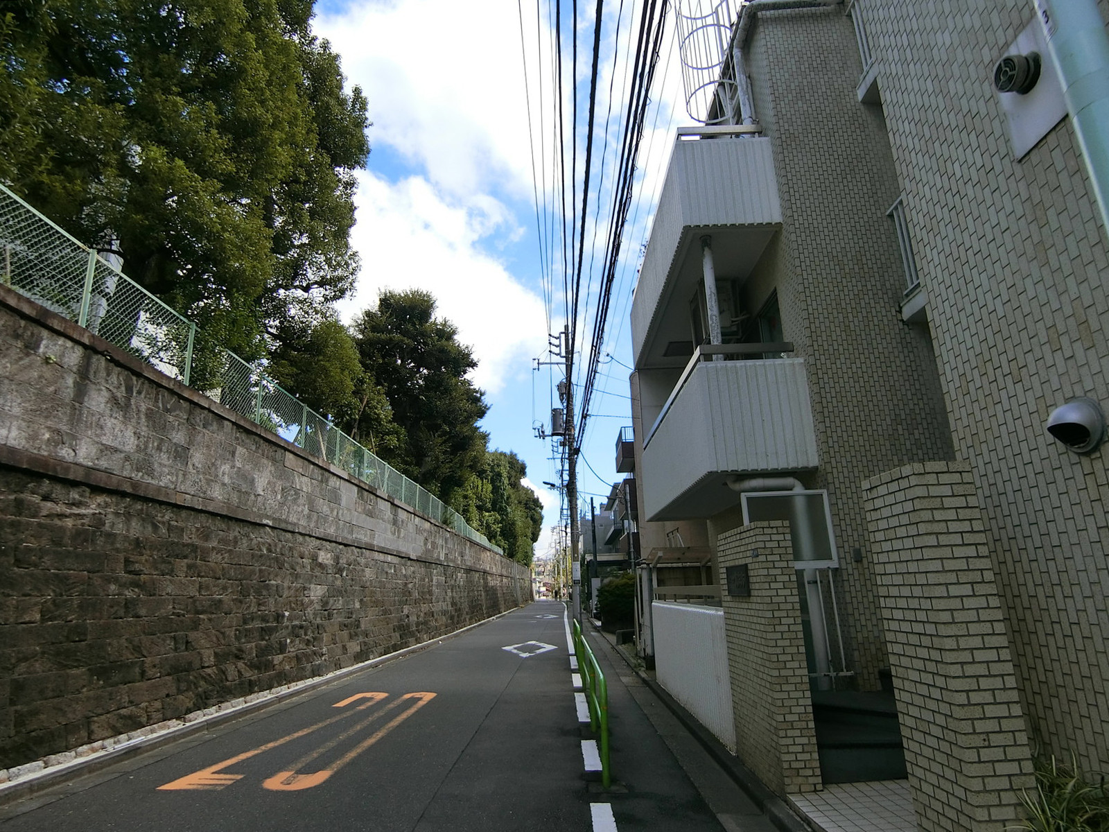南麻布ビル前面の通り
