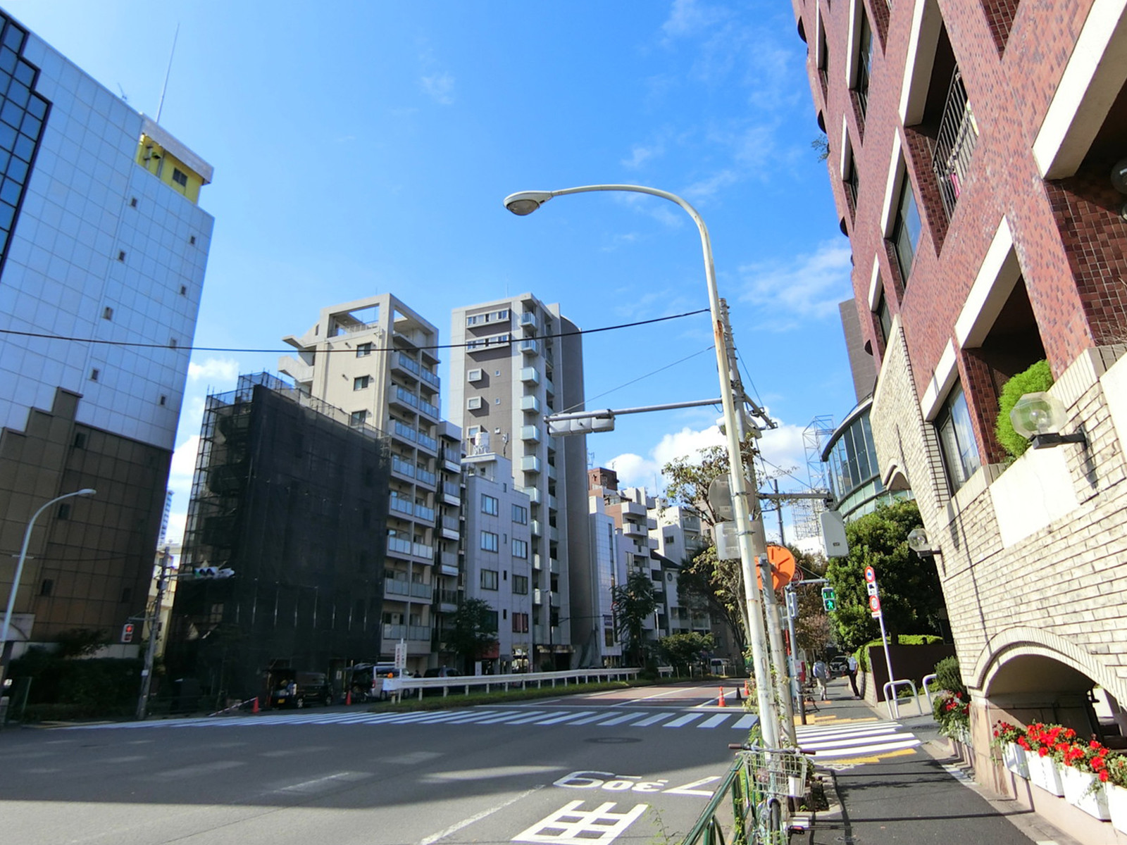 周辺は交通量の多いエリア