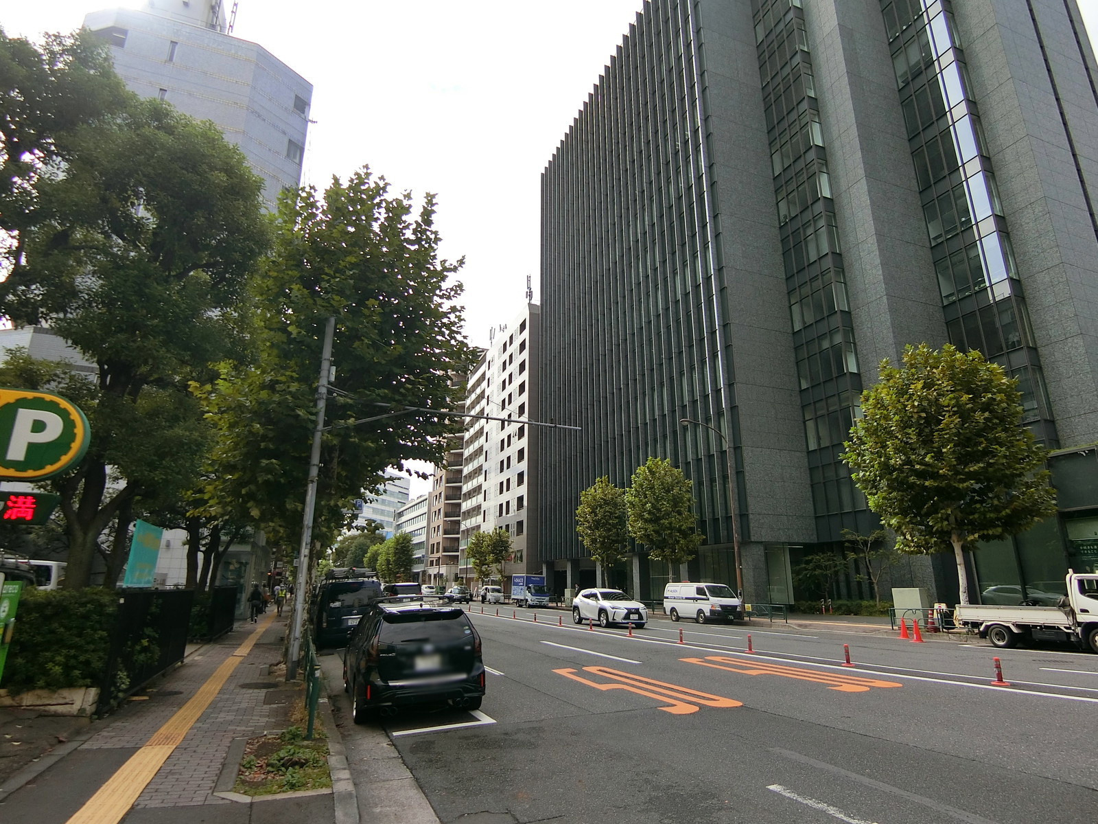 広尾REEPLEX B's前面の外苑西通り