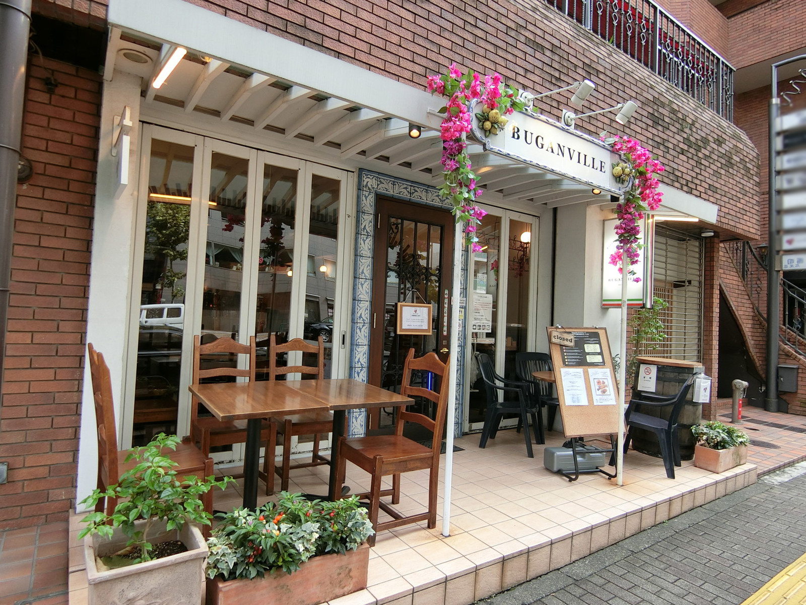 周辺には飲食店があり