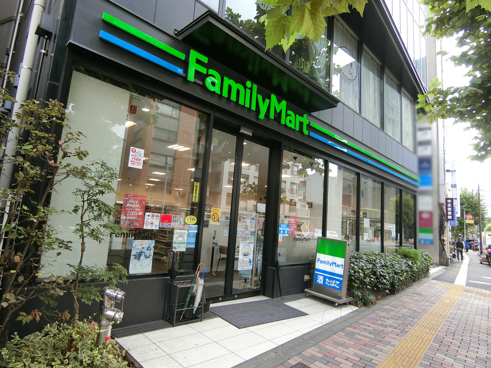 並びのファミリーマート