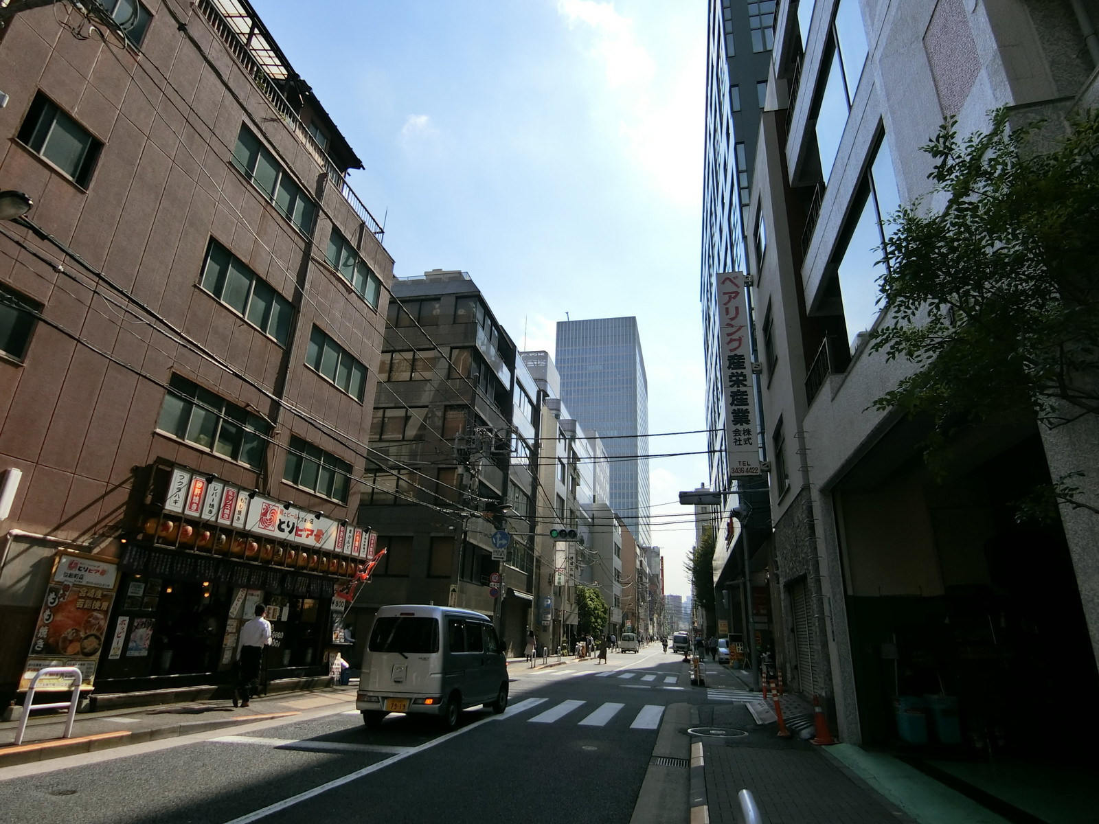 オフィスビル前面の通り