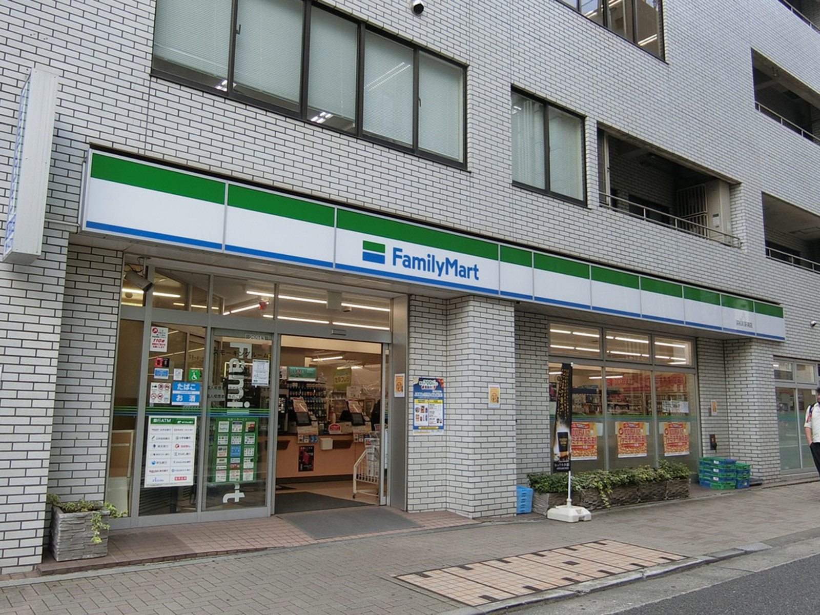 徒歩1分のファミリーマート浜松町駅前店